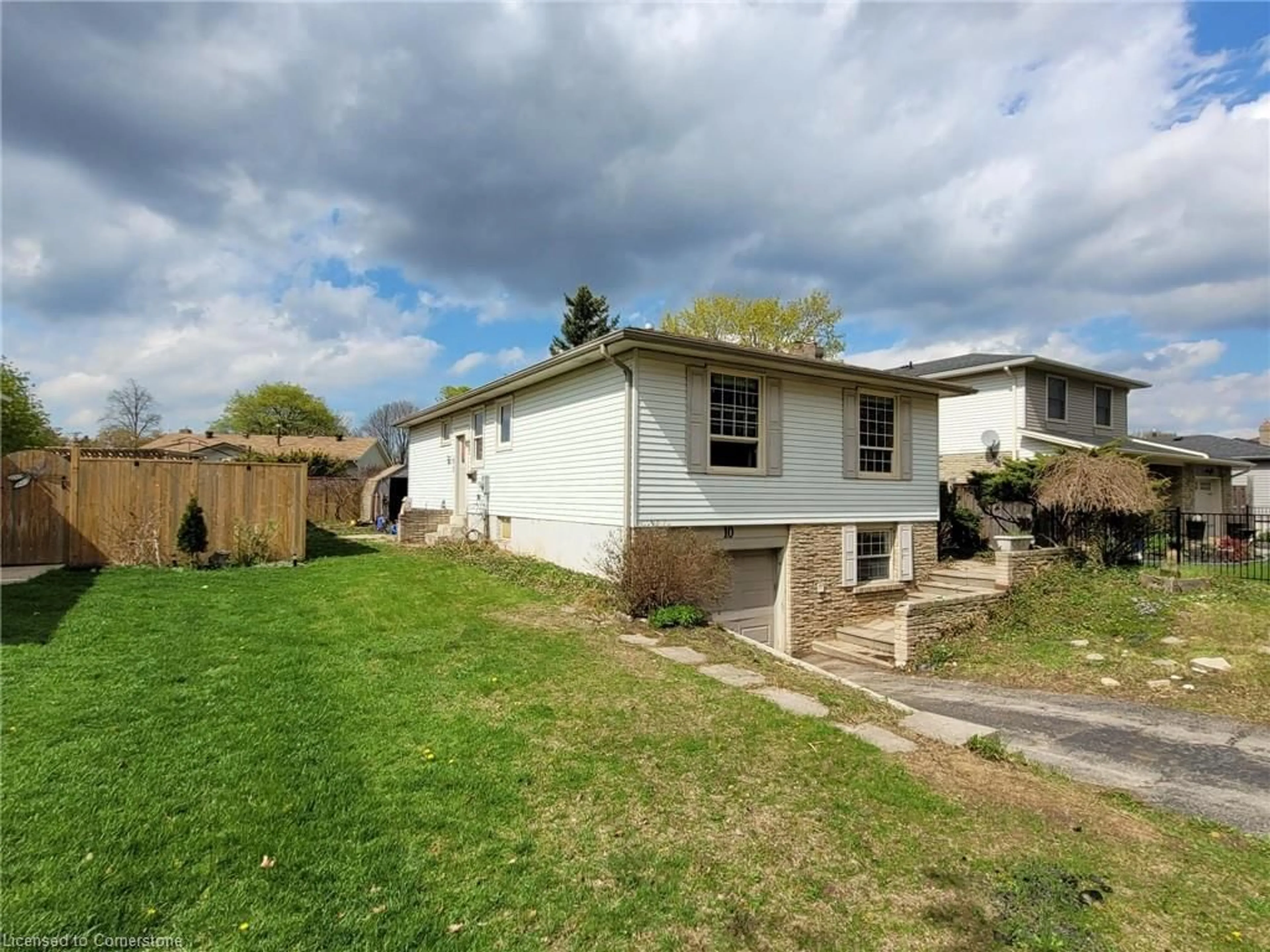 A pic from outside/outdoor area/front of a property/back of a property/a pic from drone, street for 10 Uplands Dr, Brantford Ontario N3R 6H6