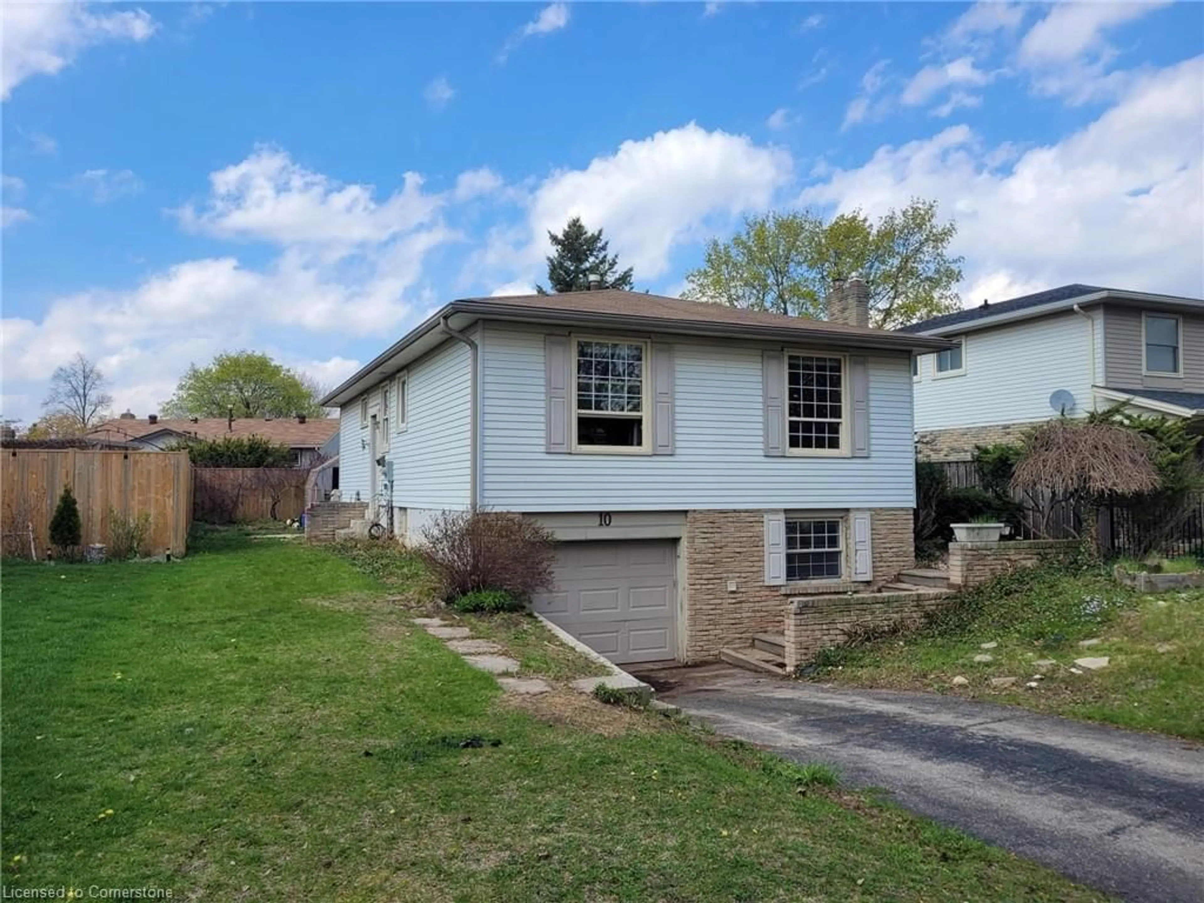 Home with vinyl exterior material, street for 10 Uplands Dr, Brantford Ontario N3R 6H6