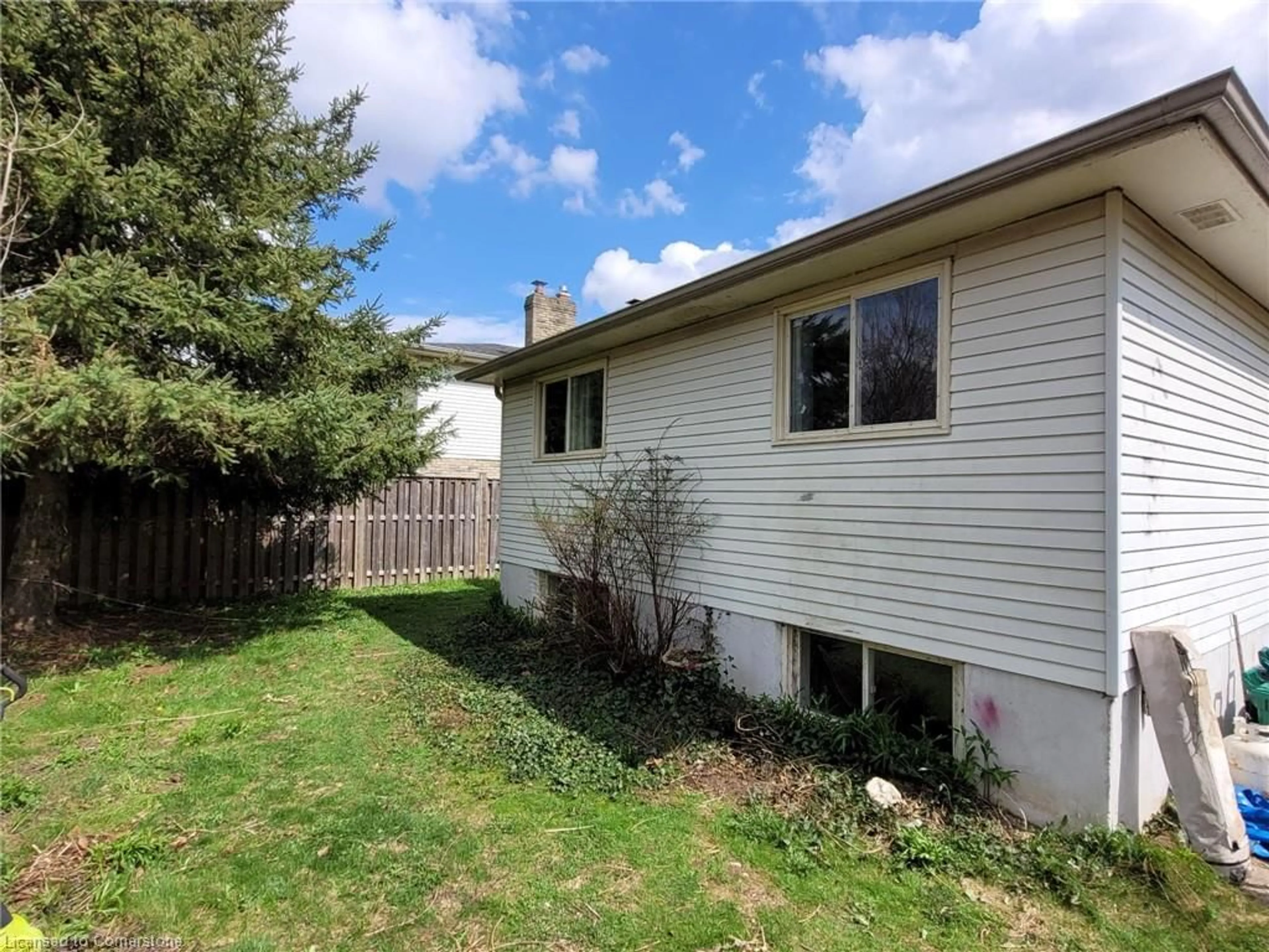 Home with vinyl exterior material, street for 10 Uplands Dr, Brantford Ontario N3R 6H6