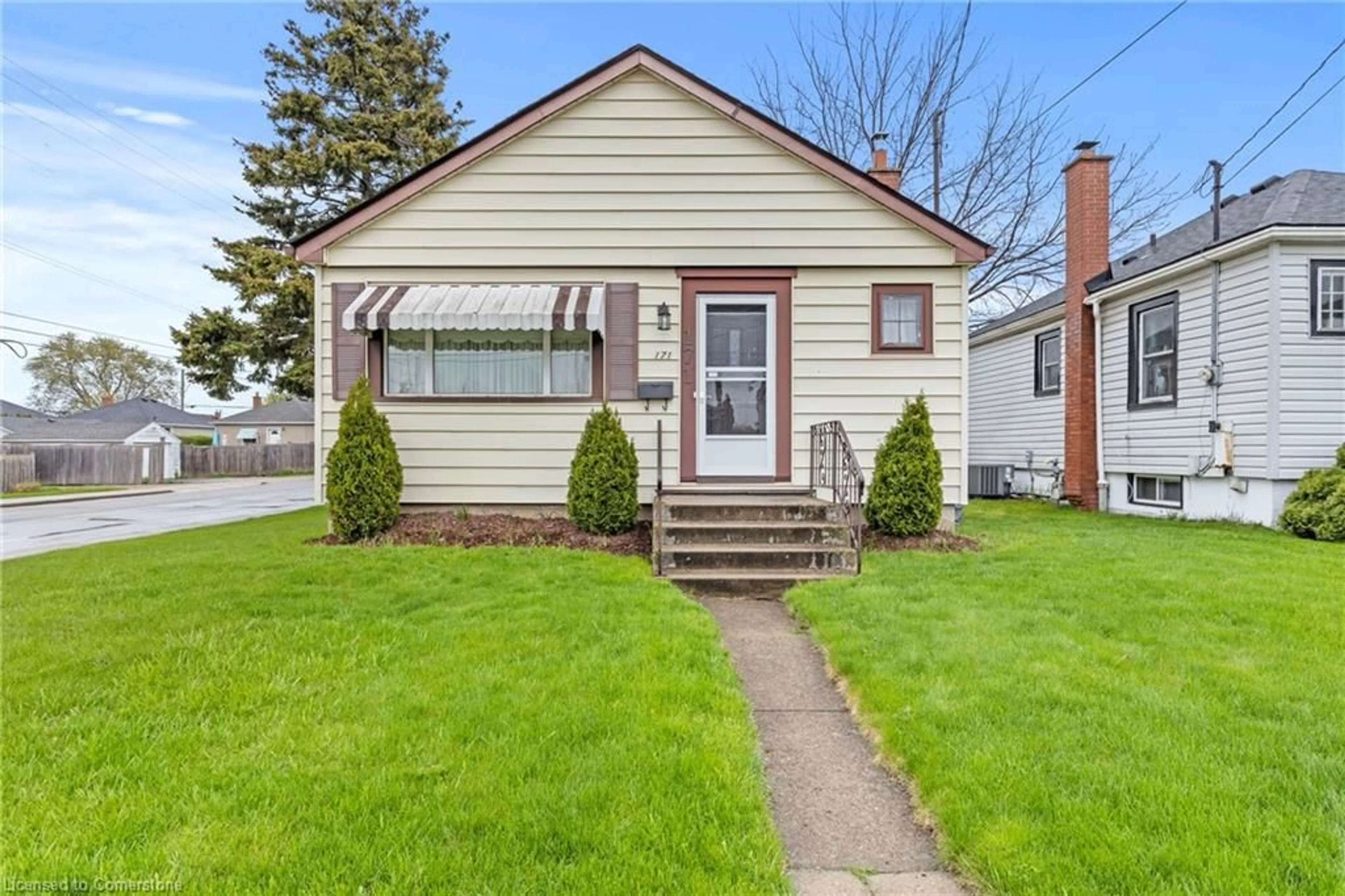 Home with vinyl exterior material, street for 171 Cochrane Rd, Hamilton Ontario L8K 3G5