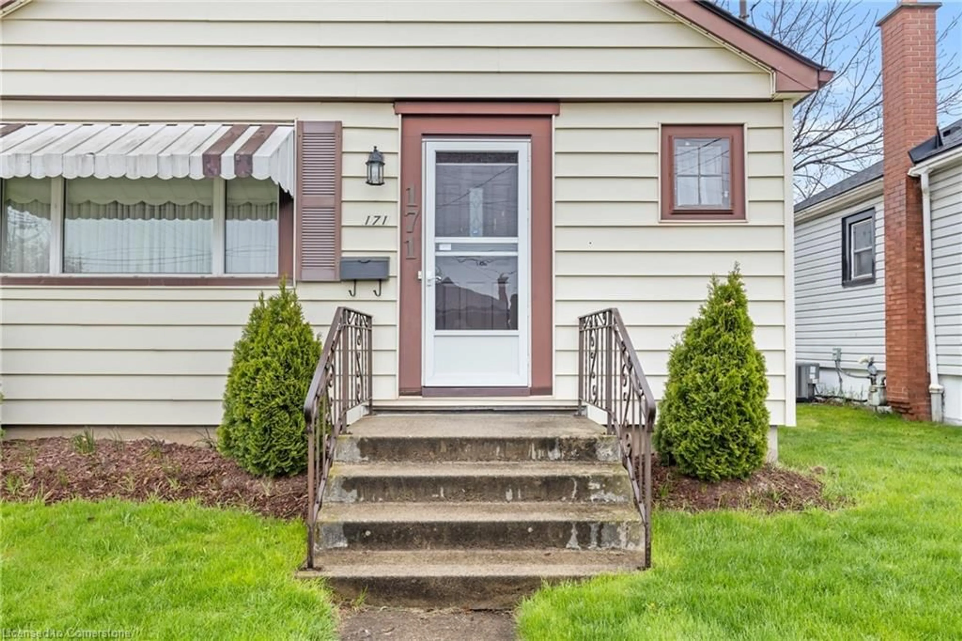 Home with vinyl exterior material, street for 171 Cochrane Rd, Hamilton Ontario L8K 3G5