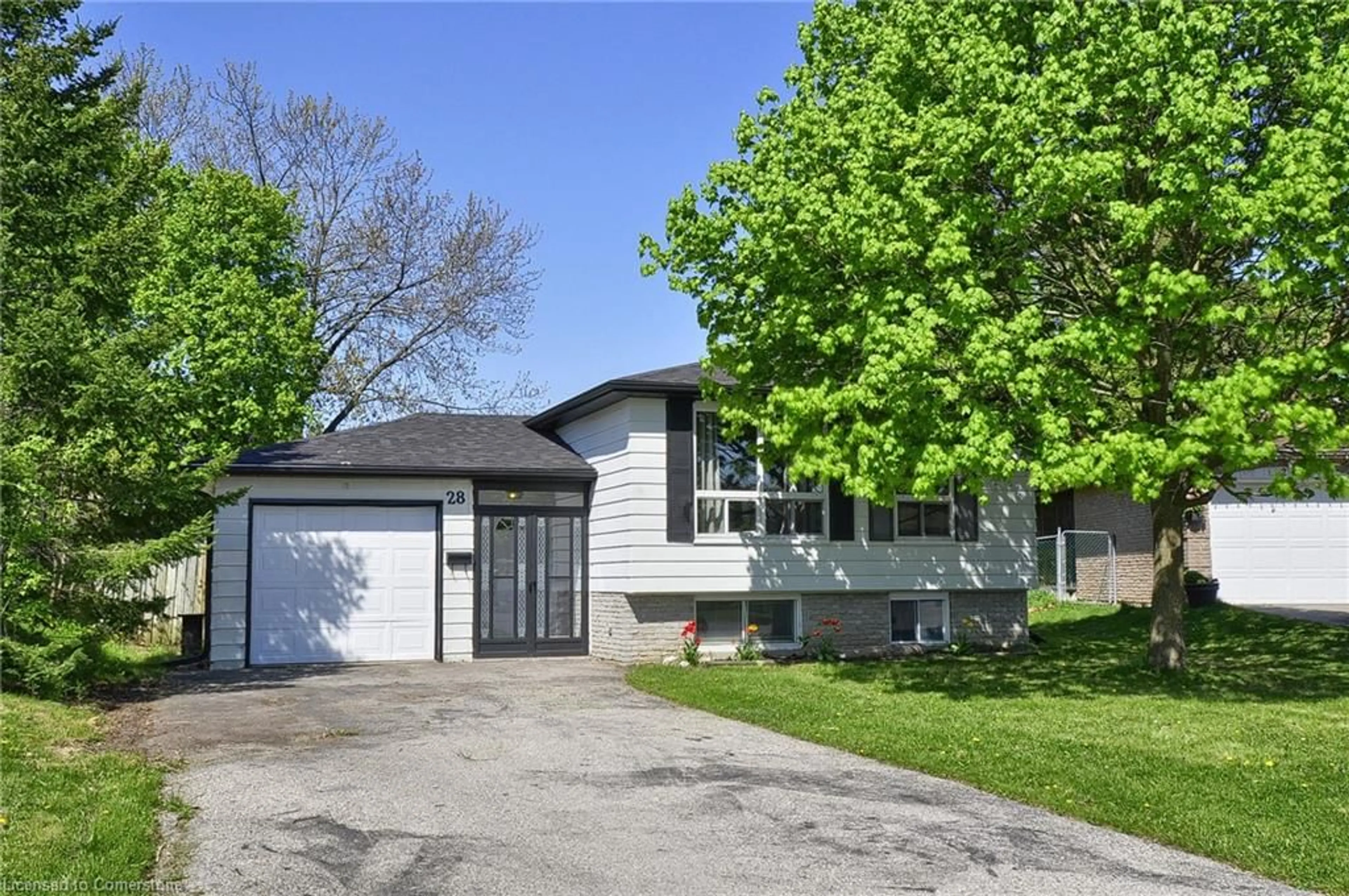Home with vinyl exterior material, street for 28 Pino Pl, Cambridge Ontario N3C 3B3
