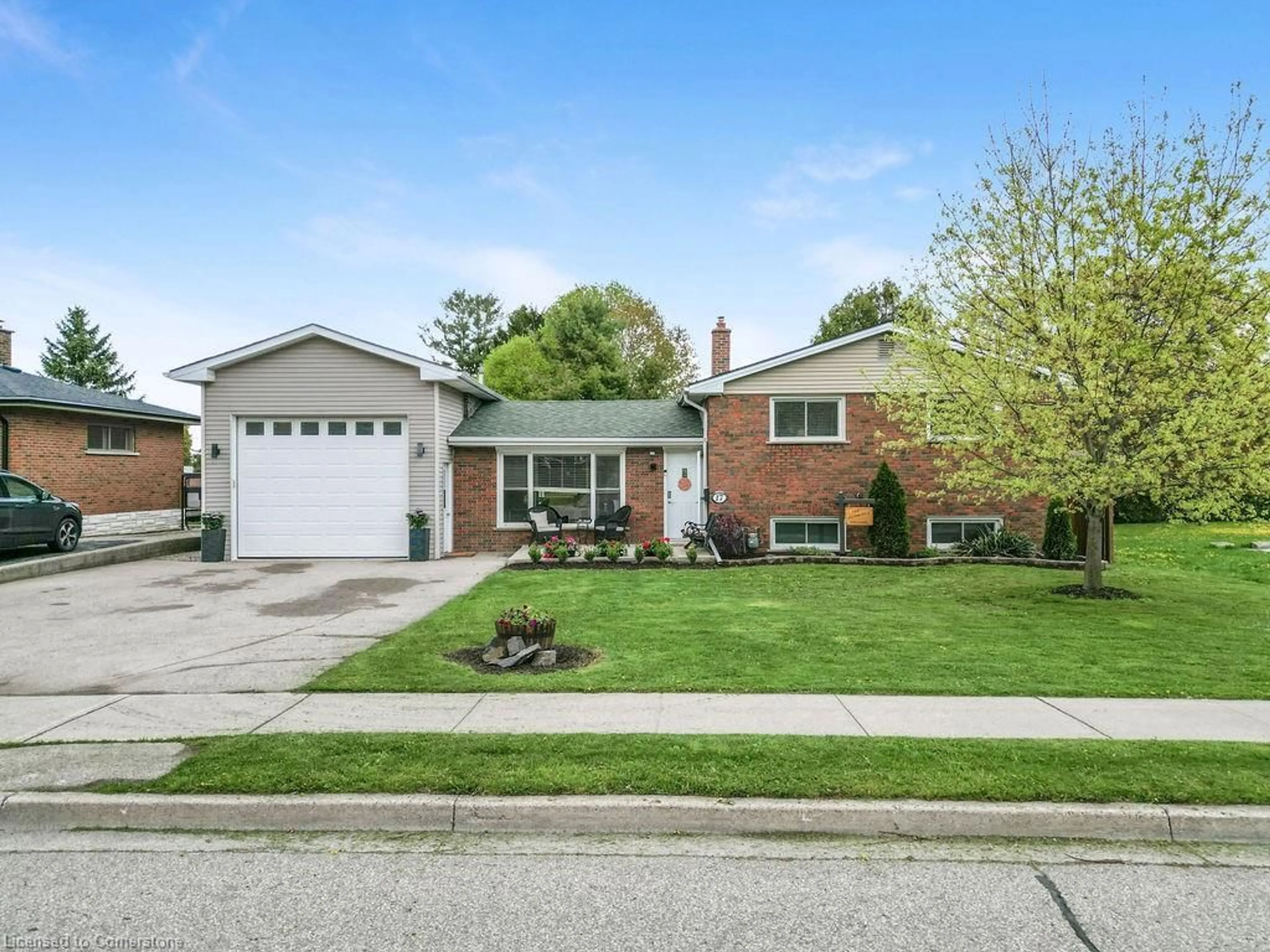 Home with brick exterior material, street for 17 White Oaks Ave, Brantford Ontario N3R 5N8