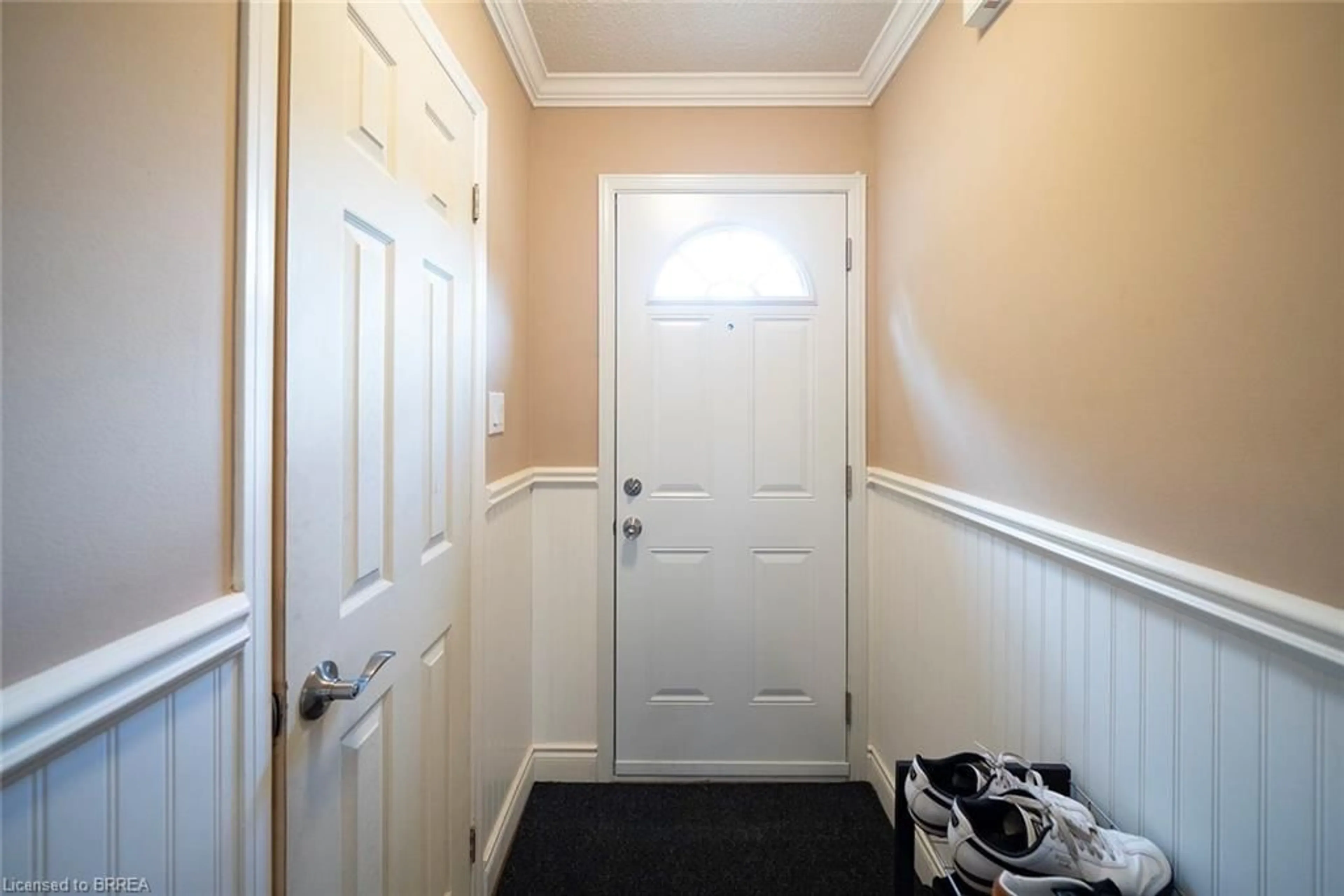 Indoor entryway for 153 Brantwood Park Rd #F, Brantford Ontario N3P 1X9