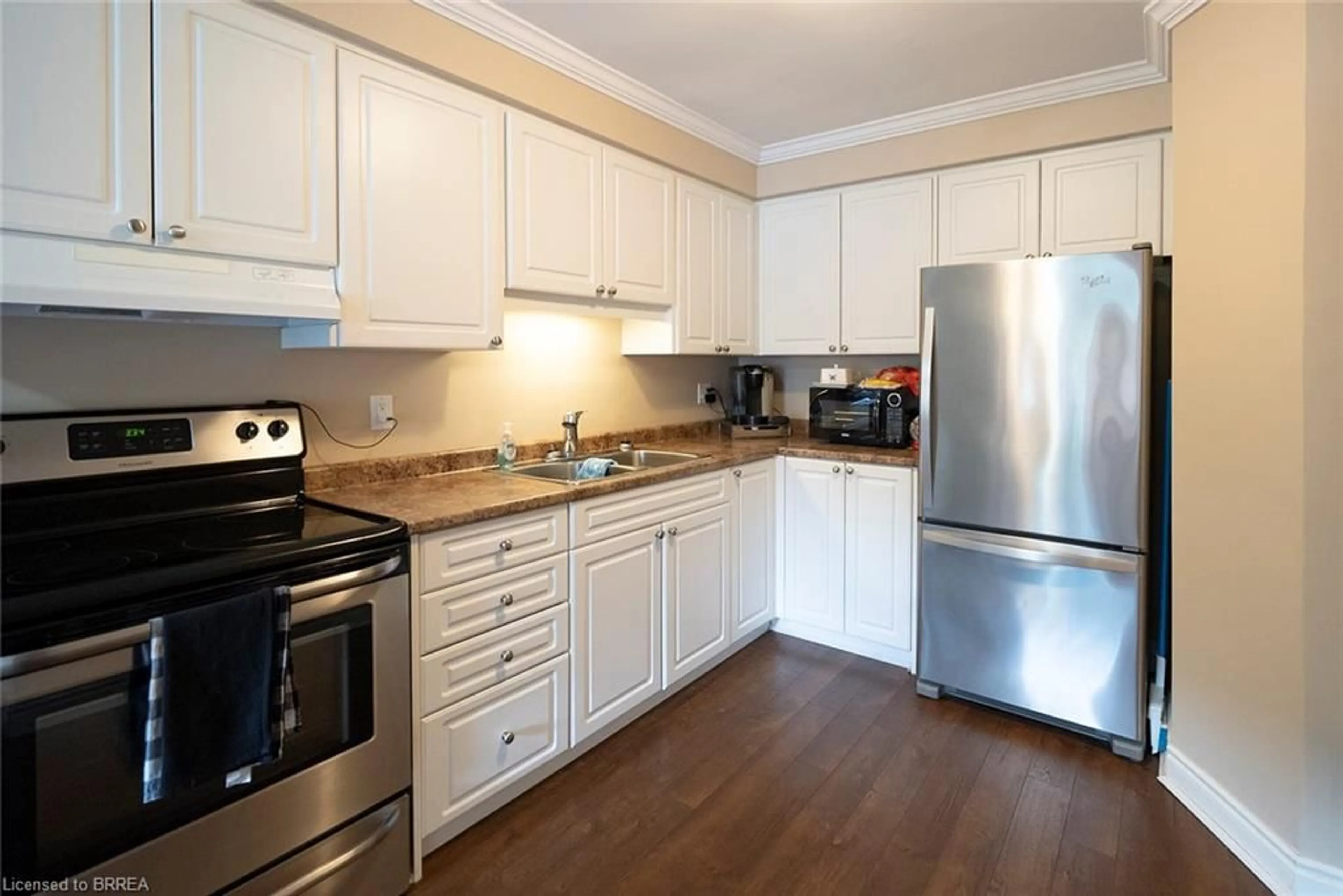 Standard kitchen, wood/laminate floor for 153 Brantwood Park Rd #F, Brantford Ontario N3P 1X9