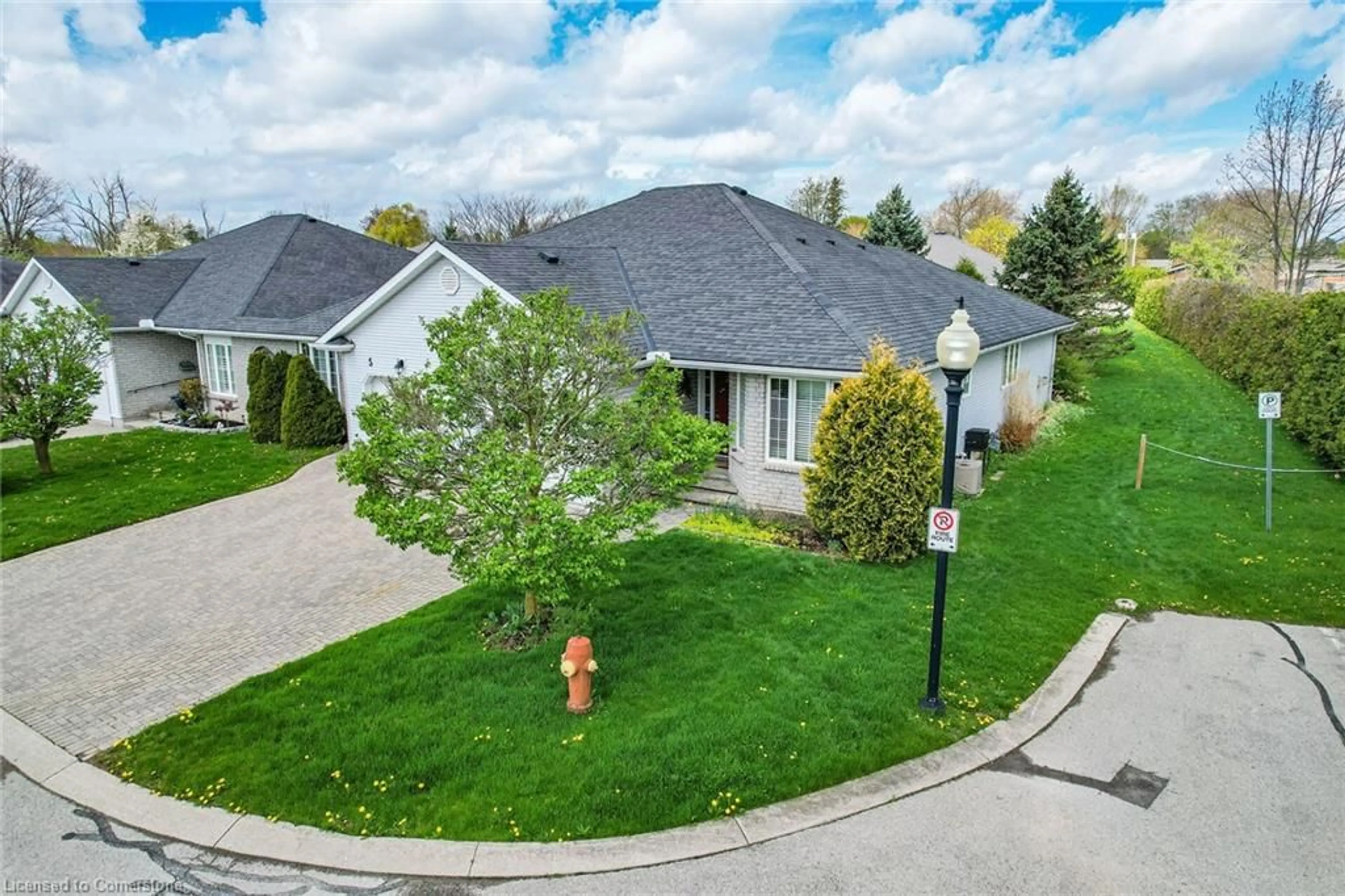 A pic from outside/outdoor area/front of a property/back of a property/a pic from drone, street for 7 Village Dr, Smithville Ontario L0R 2A0