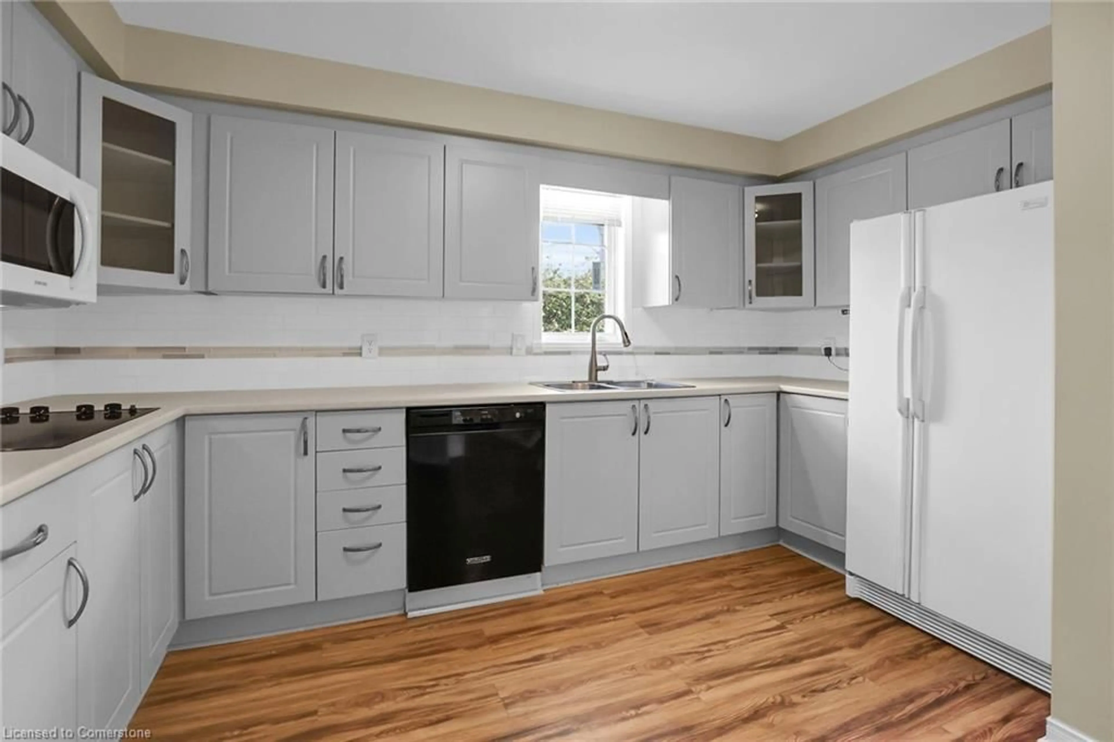 Standard kitchen, wood/laminate floor for 7 Village Dr, Smithville Ontario L0R 2A0