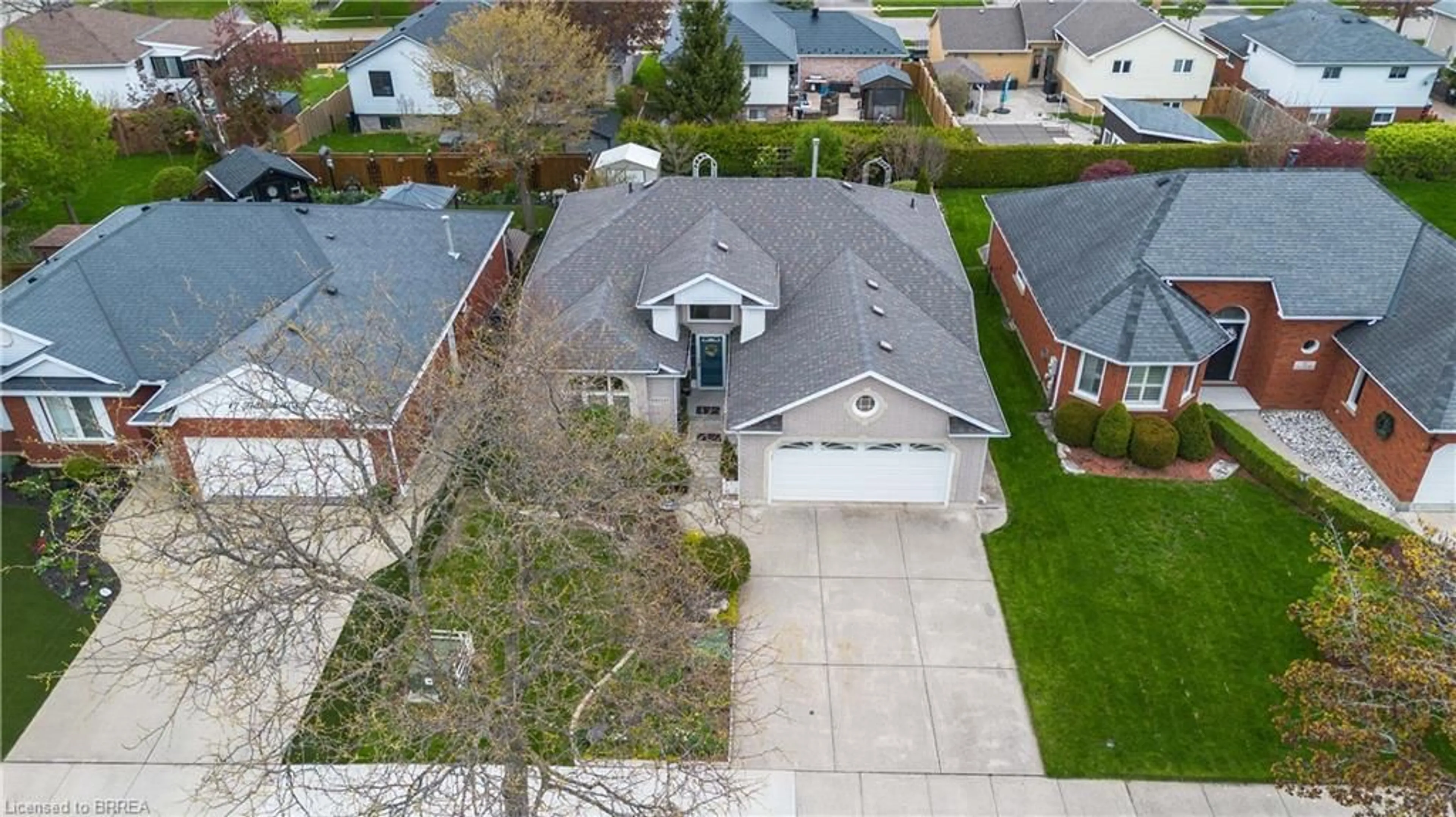 A pic from outside/outdoor area/front of a property/back of a property/a pic from drone, street for 19 Trillium Way, Brantford Ontario N3R 7T7