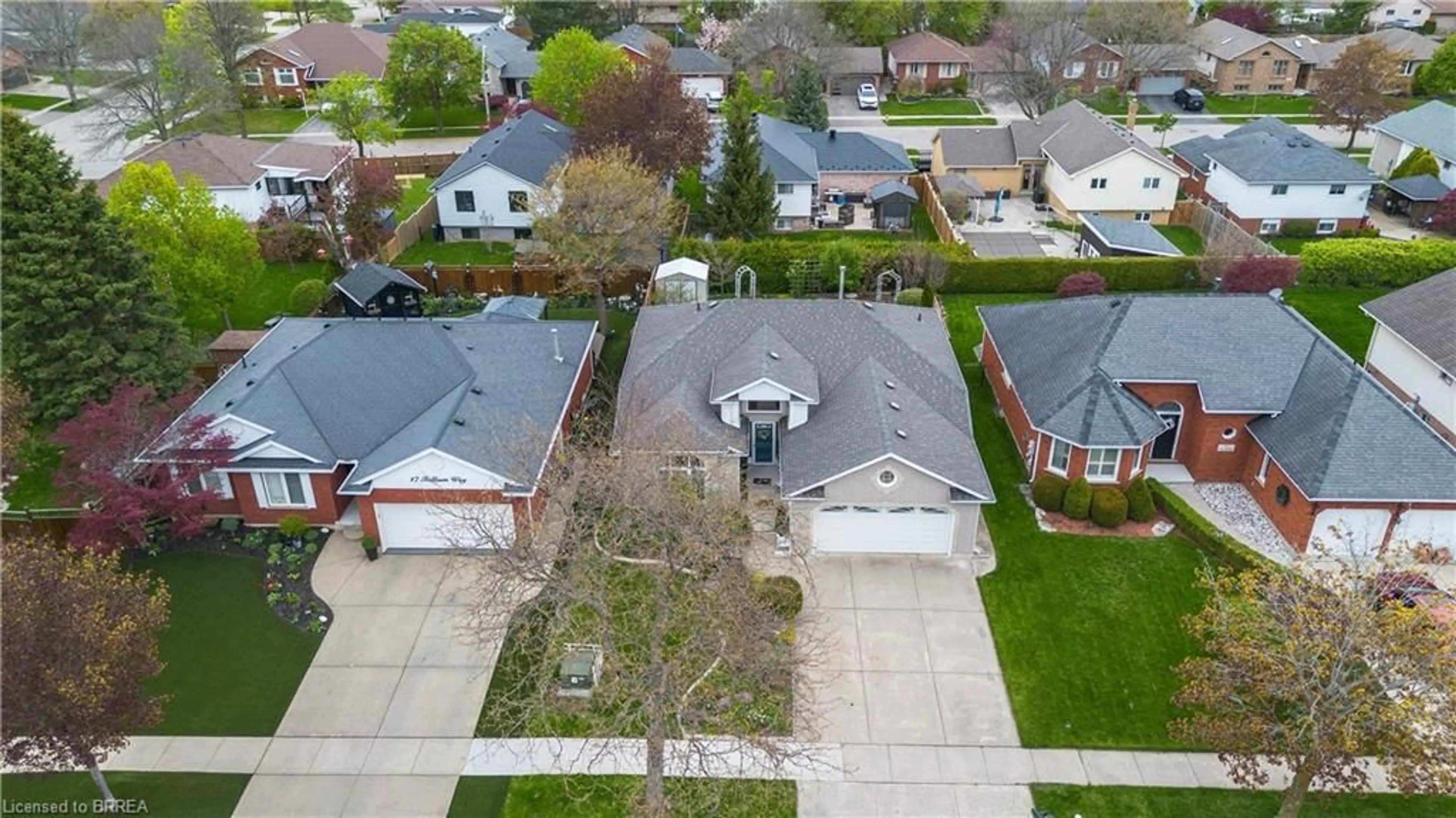 A pic from outside/outdoor area/front of a property/back of a property/a pic from drone, street for 19 Trillium Way, Brantford Ontario N3R 7T7