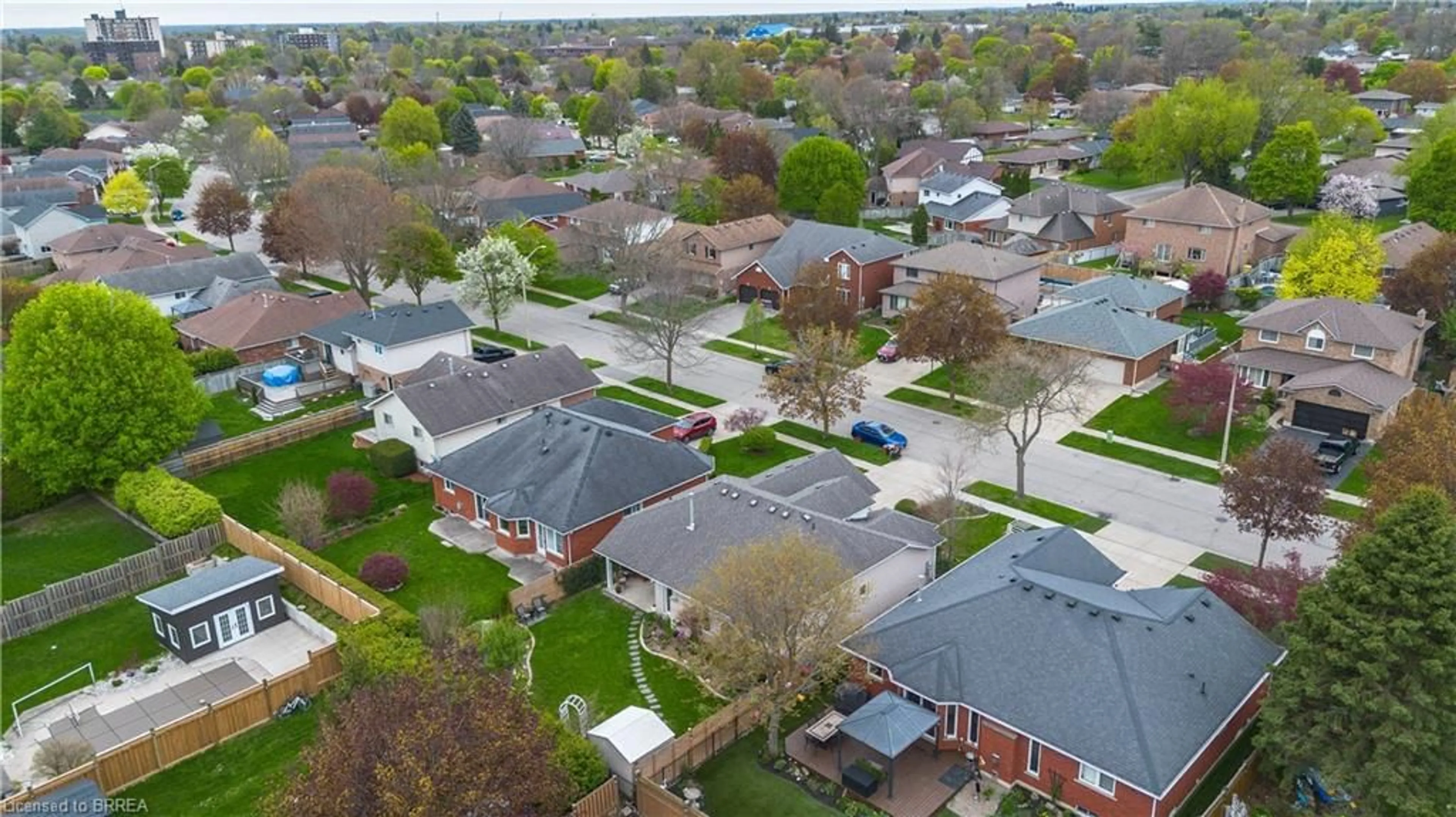 A pic from outside/outdoor area/front of a property/back of a property/a pic from drone, street for 19 Trillium Way, Brantford Ontario N3R 7T7