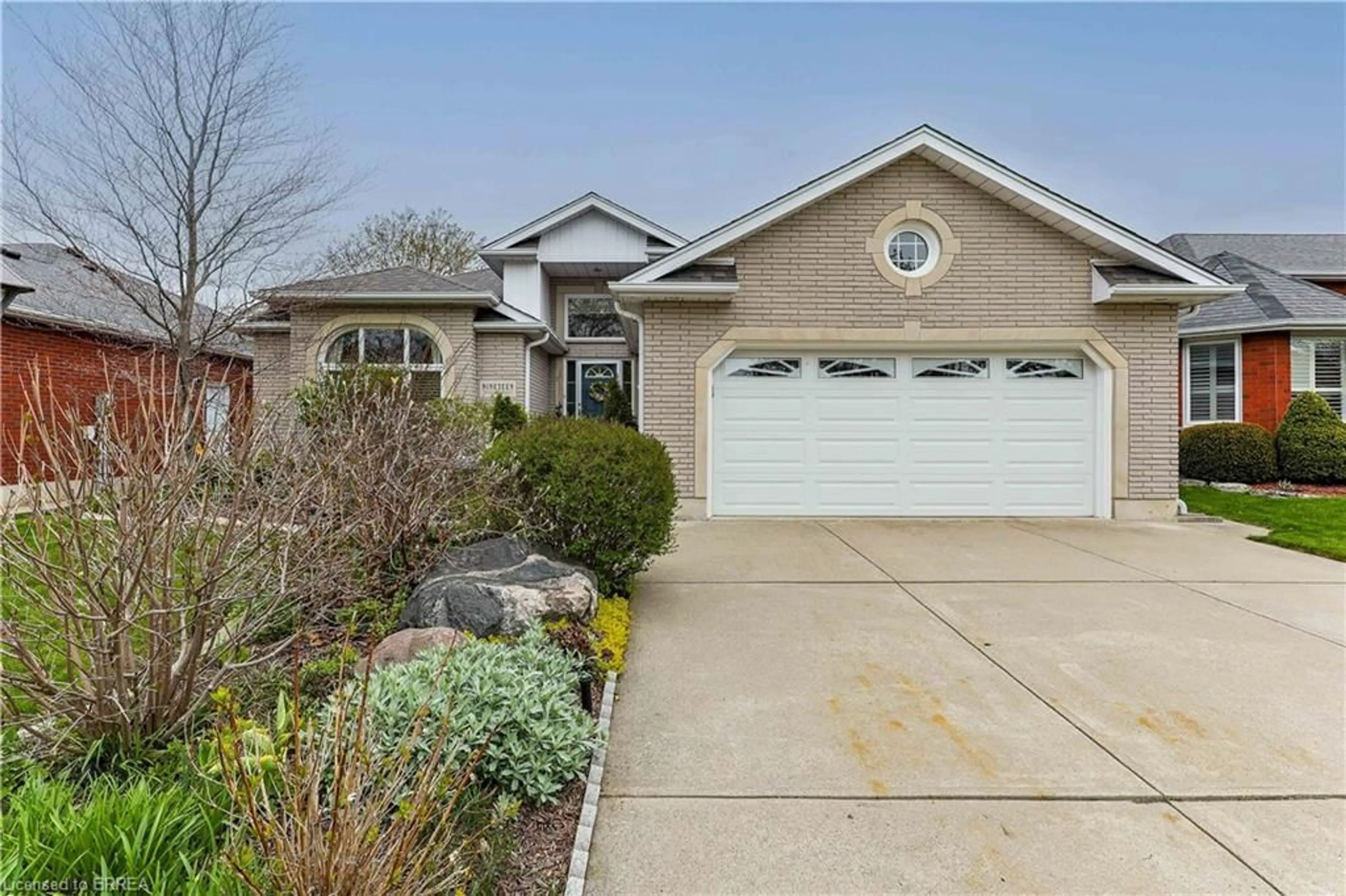 Home with vinyl exterior material, street for 19 Trillium Way, Brantford Ontario N3R 7T7
