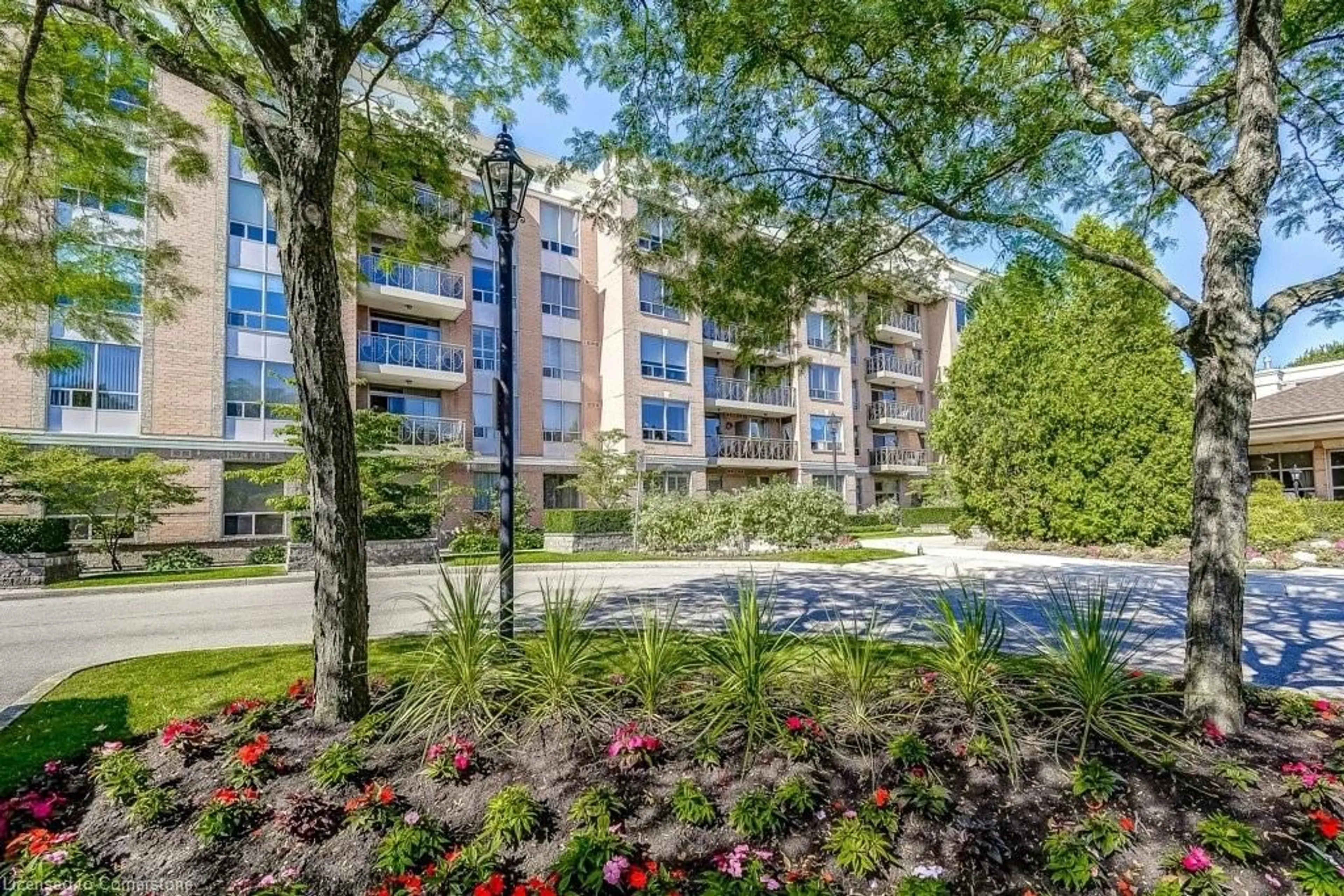 Patio, street for 100 Burloak Dr #1517, Burlington Ontario L7L 6P6