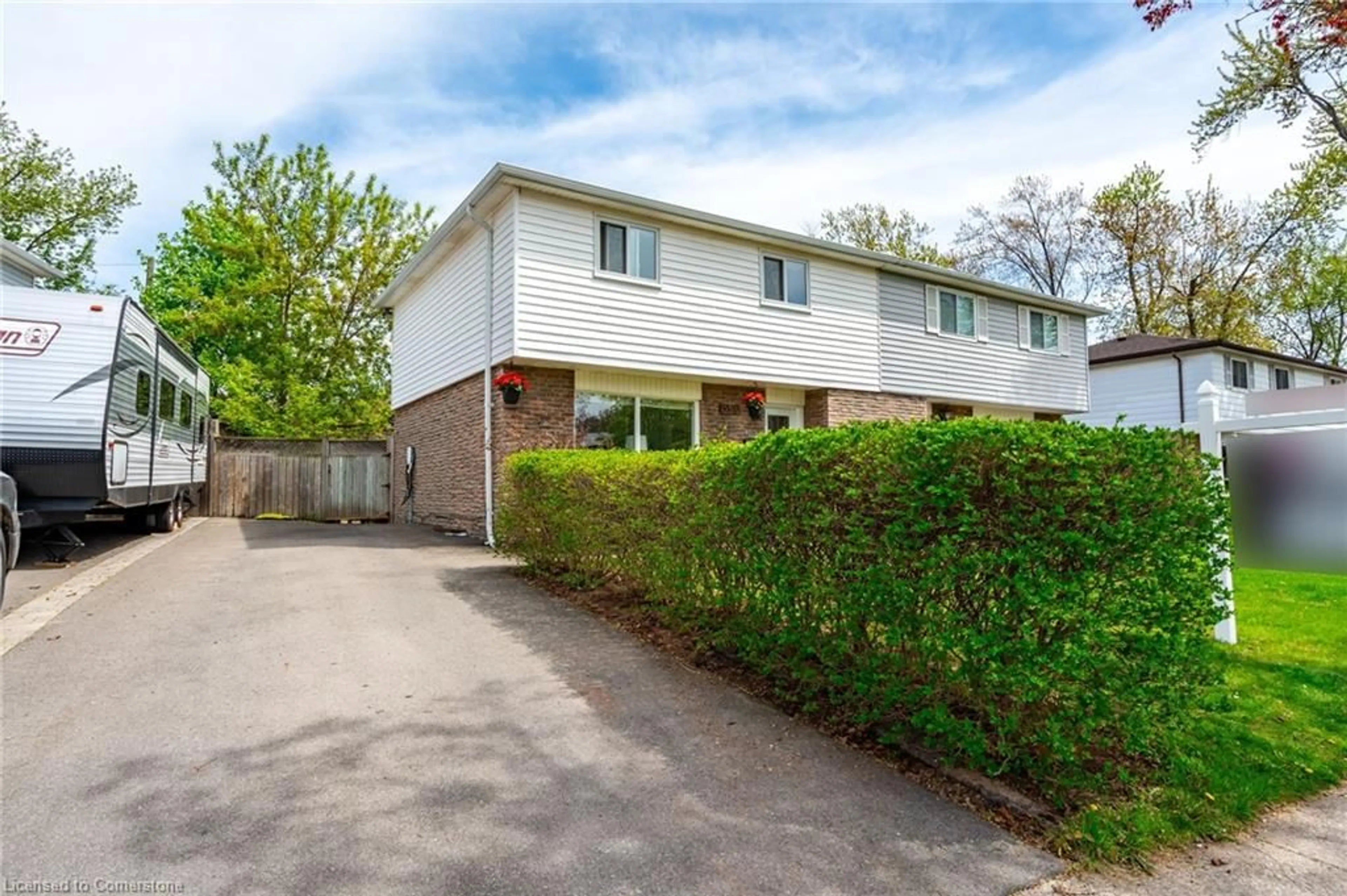 A pic from outside/outdoor area/front of a property/back of a property/a pic from drone, street for 5510 Spruce Ave, Burlington Ontario L7L 1P2