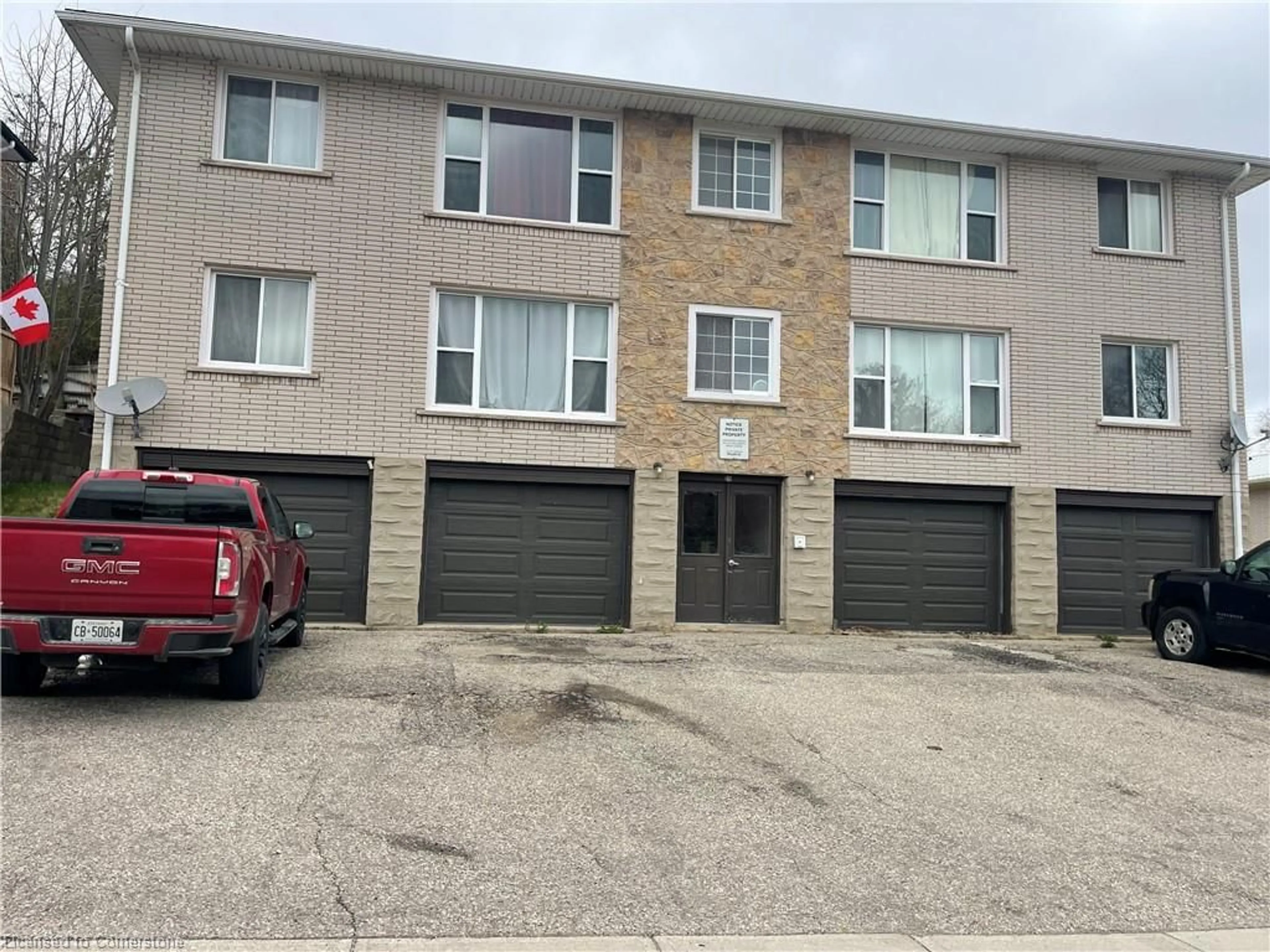 A pic from outside/outdoor area/front of a property/back of a property/a pic from drone, street for 15 Glen Rd, Cambridge Ontario N1R 4L4