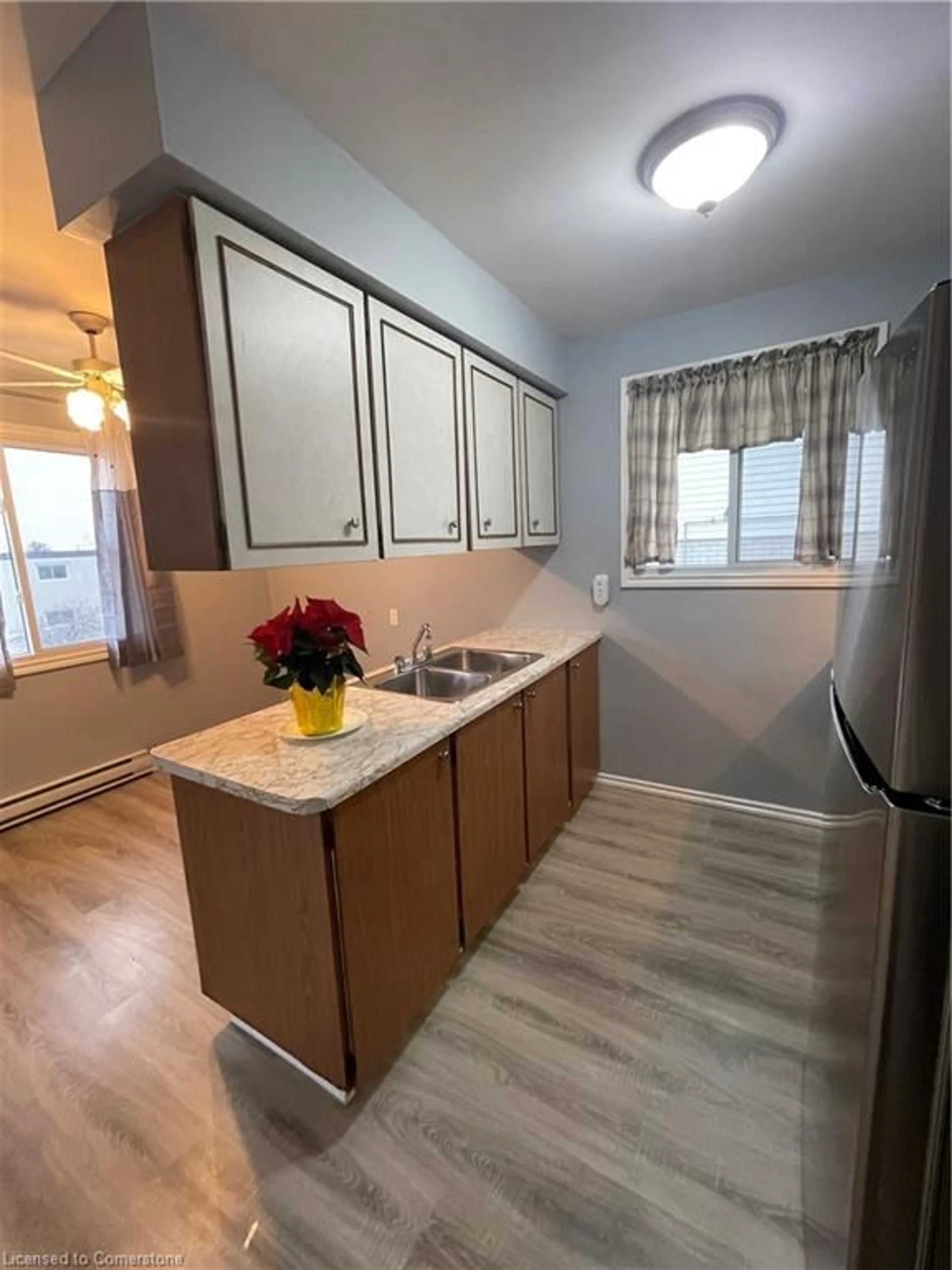 Standard kitchen, unknown for 15 Glen Rd, Cambridge Ontario N1R 4L4