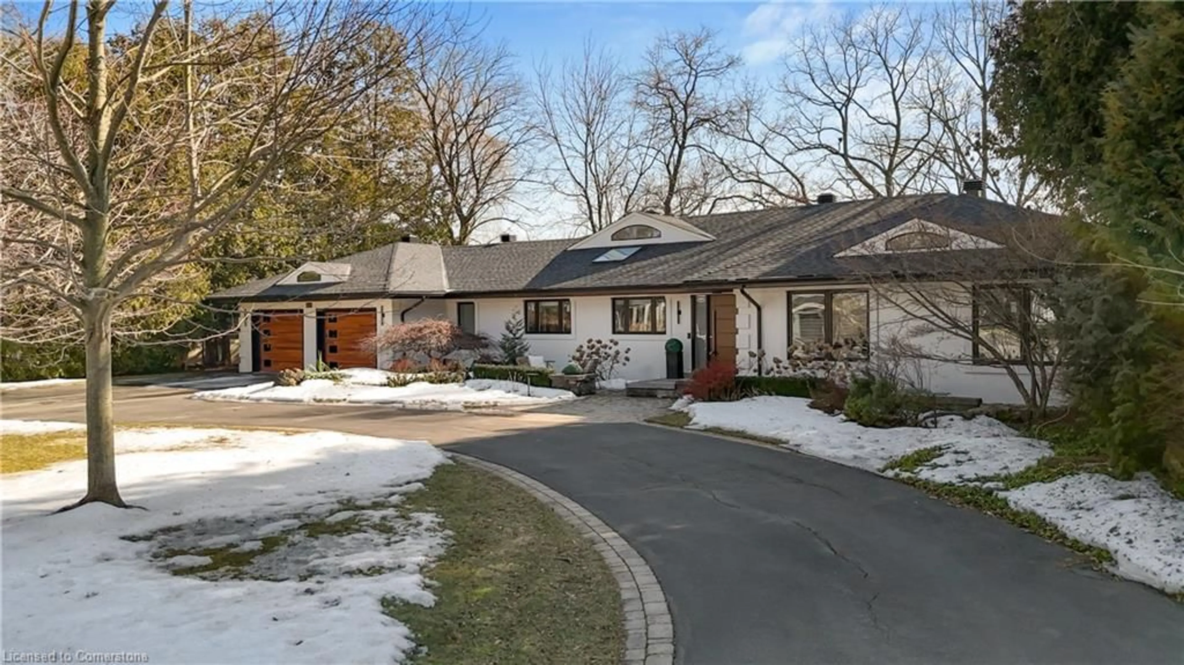 Indoor foyer for 820 Glenwood Ave, Burlington Ontario L7T 2J9