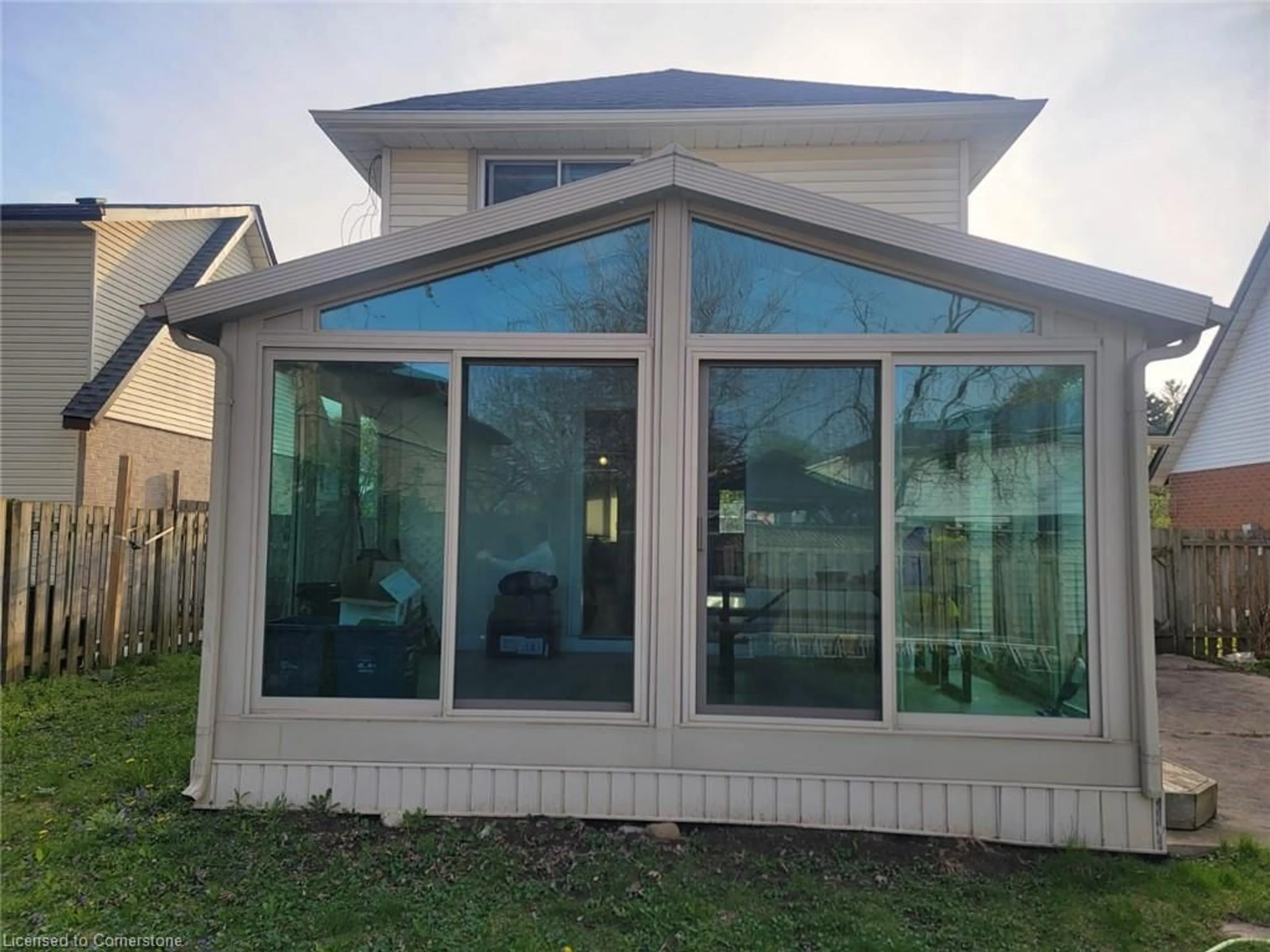Home with vinyl exterior material, unknown for 595 Preston Pky, Cambridge Ontario N3H 5J9