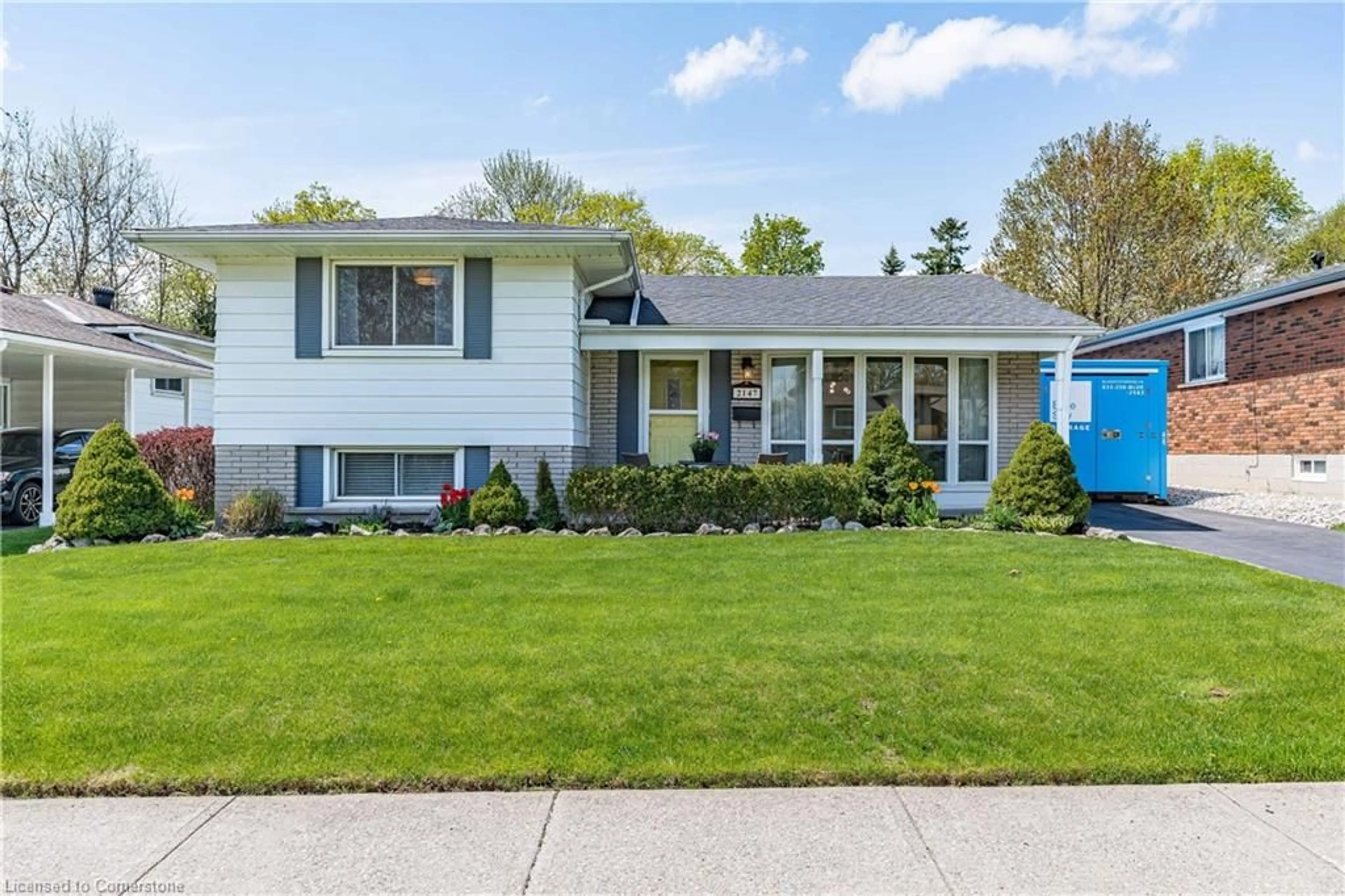Home with vinyl exterior material, street for 2147 Meadowbrook Rd, Burlington Ontario L7P 2A6