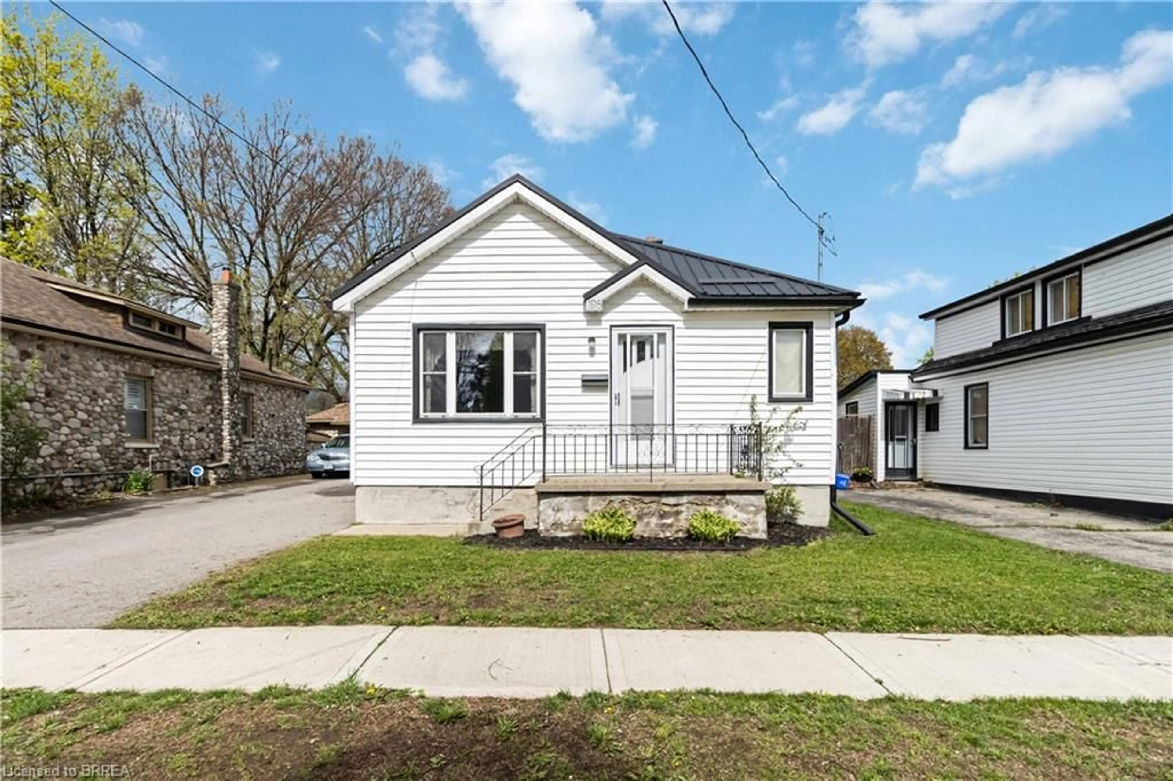 Home with vinyl exterior material, street for 198 Grand St, Brantford Ontario N3R 4C3
