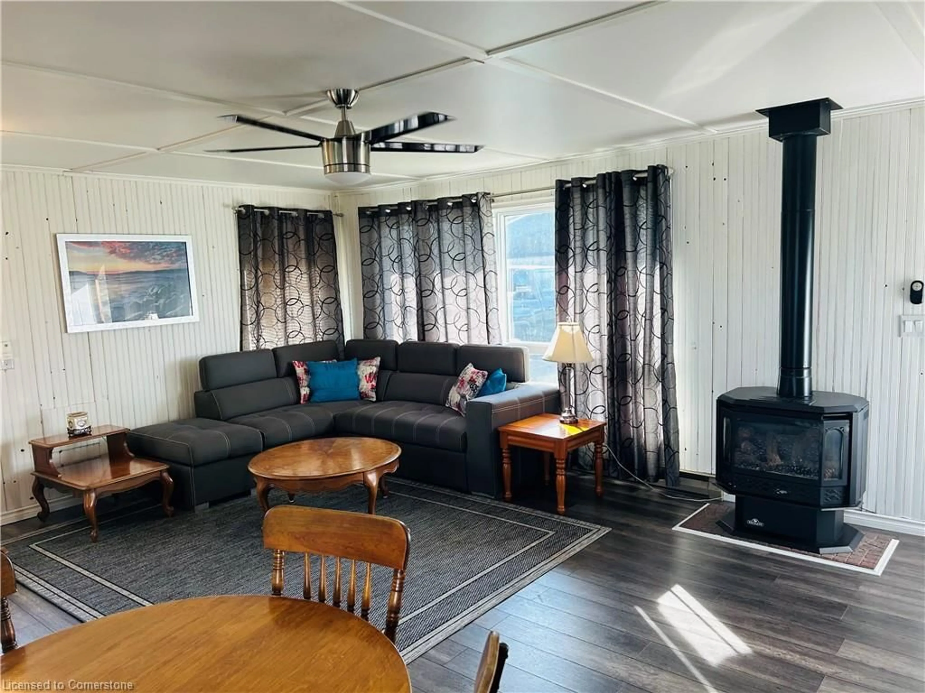 Living room with furniture, wood/laminate floor for 2056 Second Ave, Selkirk Ontario N0A 1P0