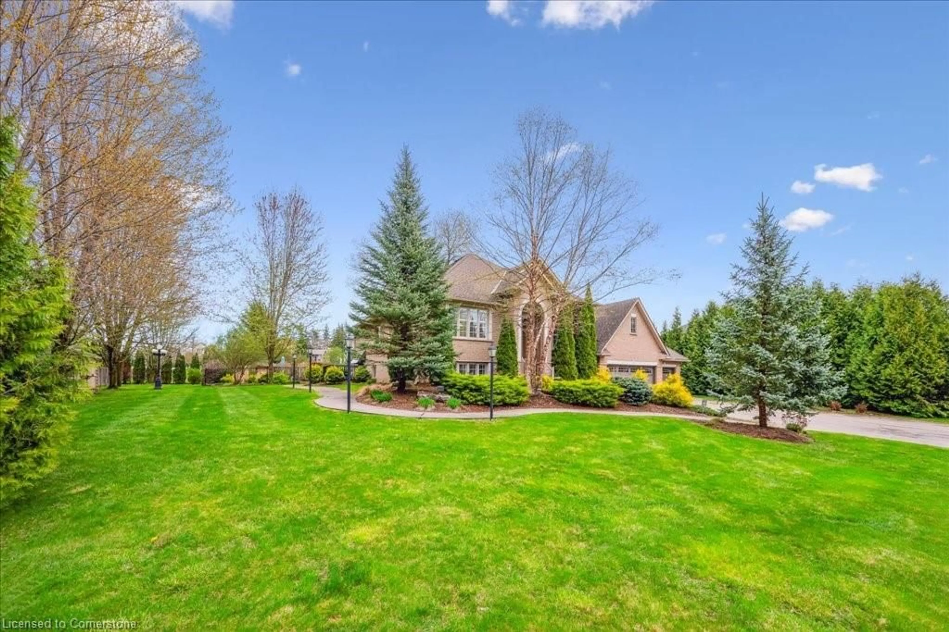 A pic from outside/outdoor area/front of a property/back of a property/a pic from drone, unknown for 1 Franks Lane, Brantford Ontario N3T 5L7