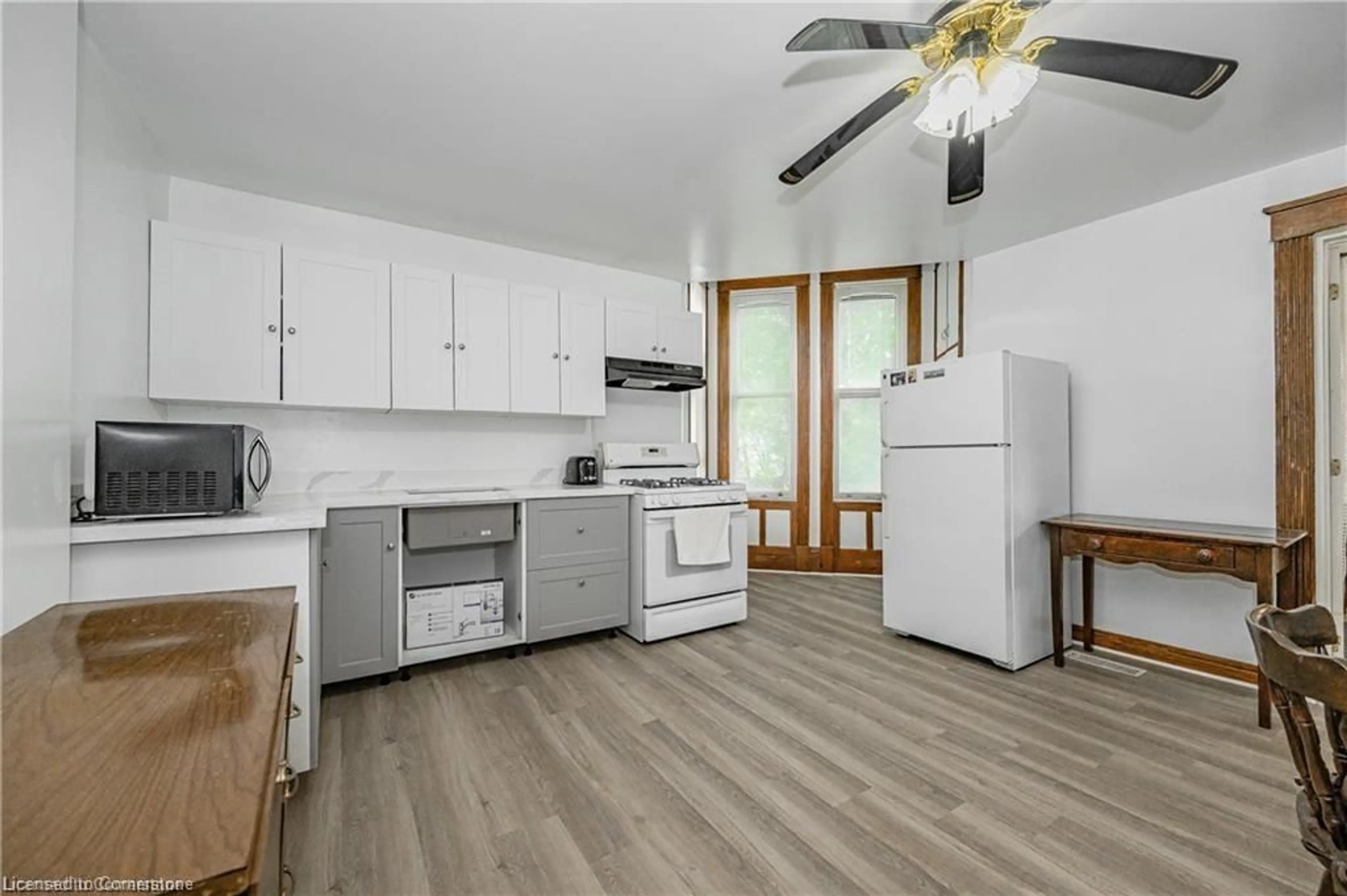 Standard kitchen, unknown for 100 Roseview Ave, Cambridge Ontario N1R 4A7