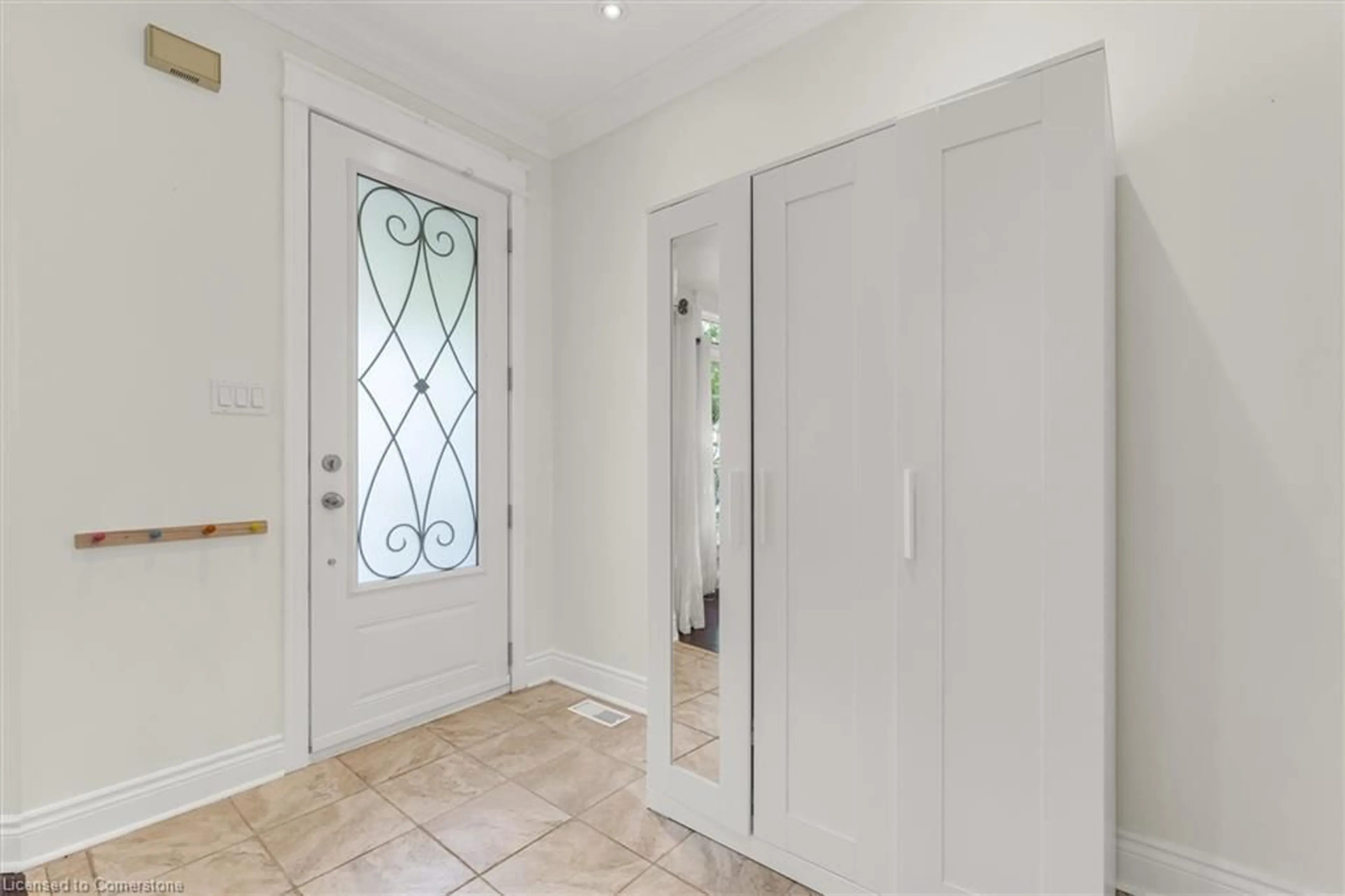 Indoor entryway for 138 Gatwick Dr, Oakville Ontario L6H 6N3
