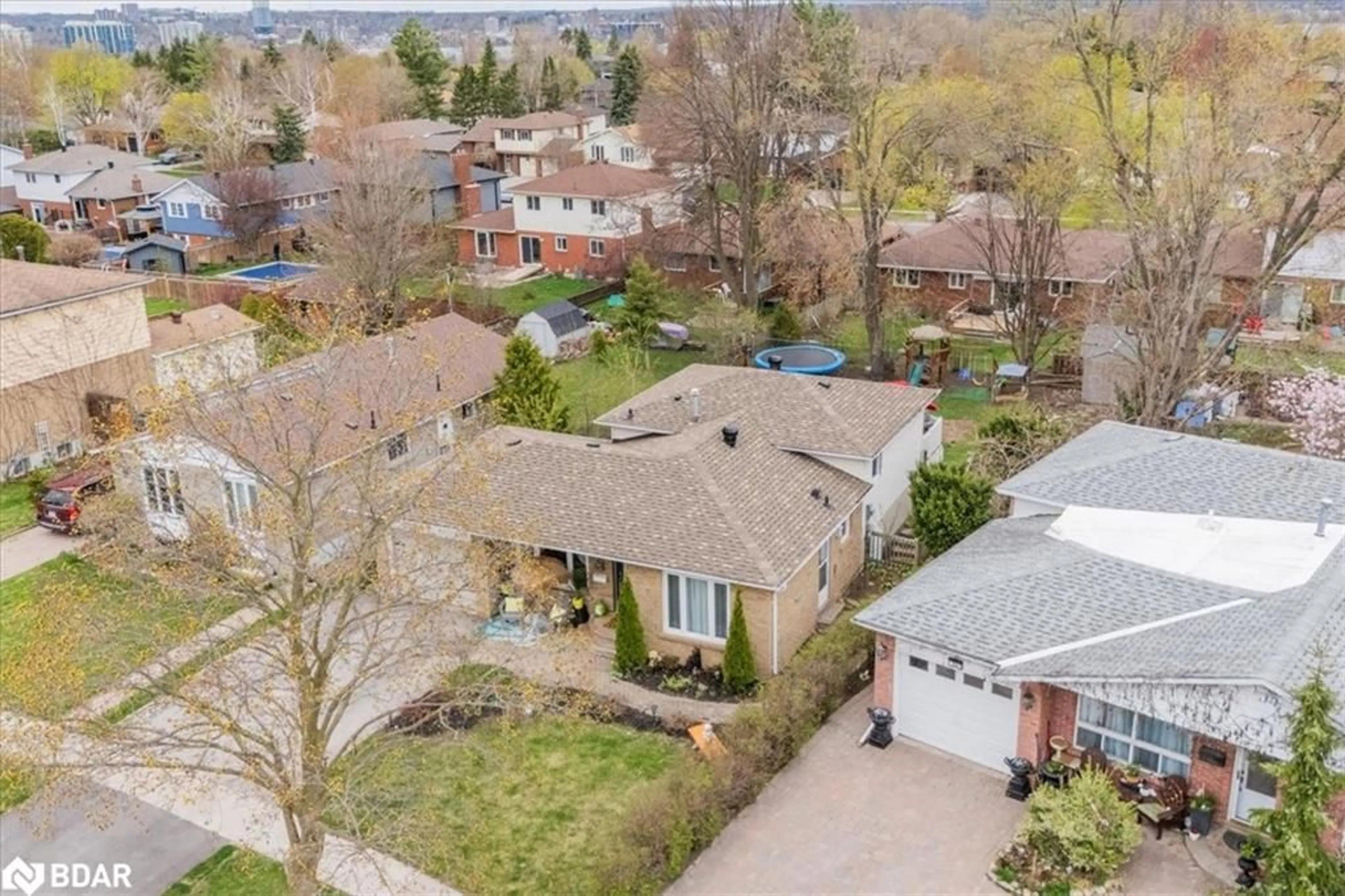 A pic from outside/outdoor area/front of a property/back of a property/a pic from drone, street for 52 Highcroft Rd, Barrie Ontario L4N 2X7