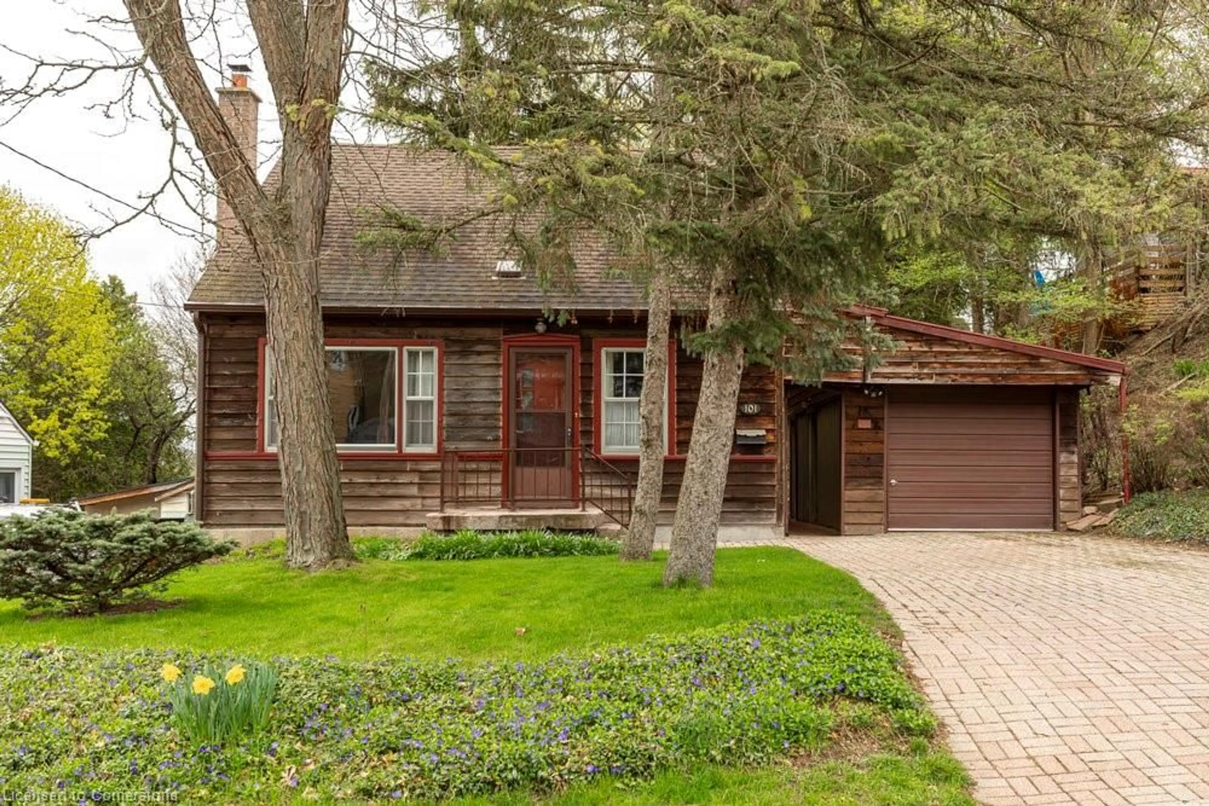 Home with brick exterior material, street for 101 Head St, Dundas Ontario L9H 3J1