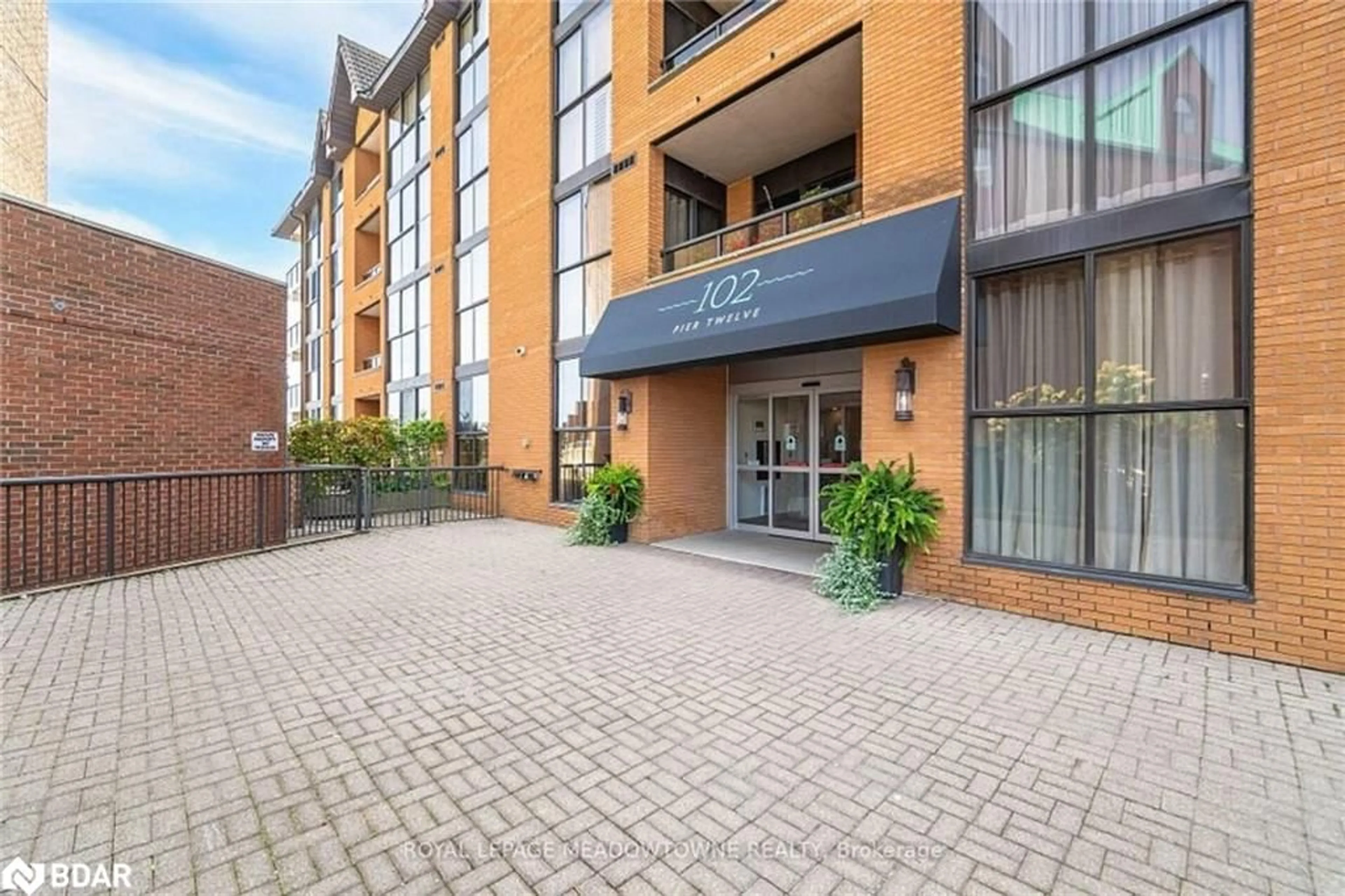 Patio, building for 102 Bronte Rd #416, Oakville Ontario L6L 6J5