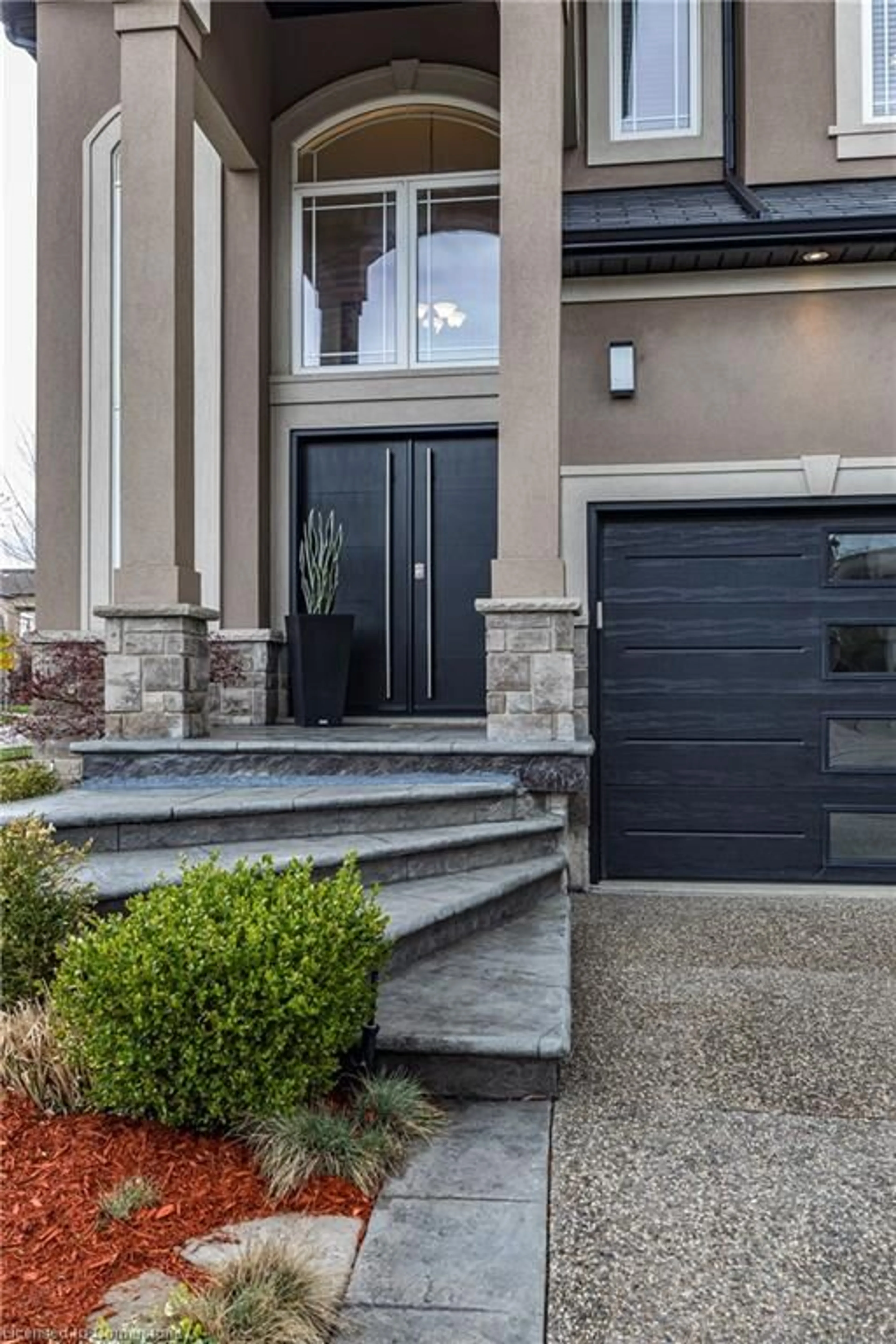 Indoor entryway for 78 Stonepine Cres, Hamilton Ontario L9C 7T7