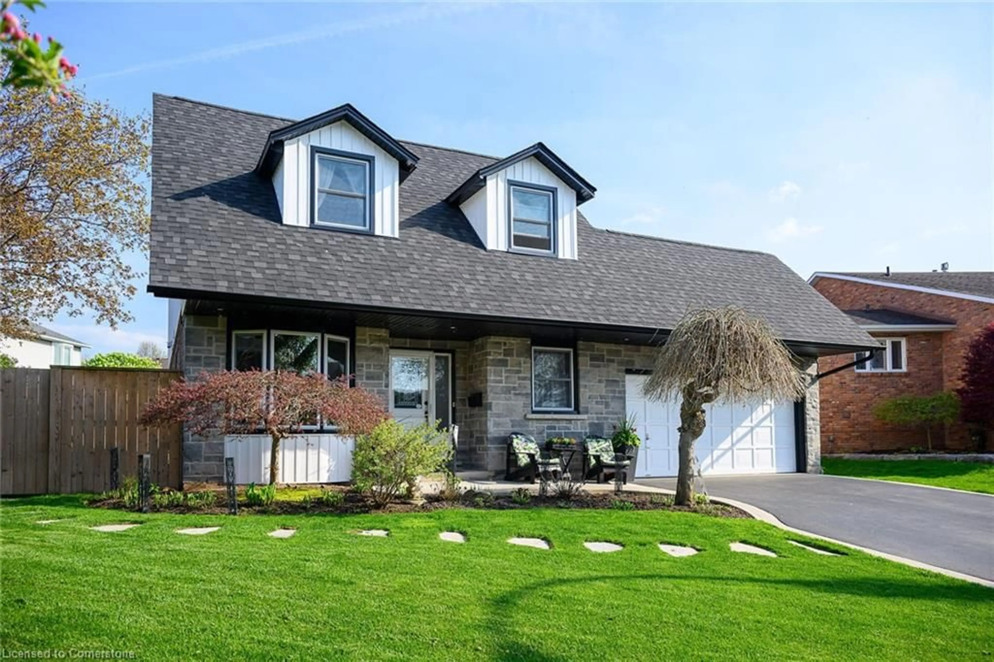 Home with vinyl exterior material, street for 8 Misty Crt, Grimsby Ontario L3M 4R2