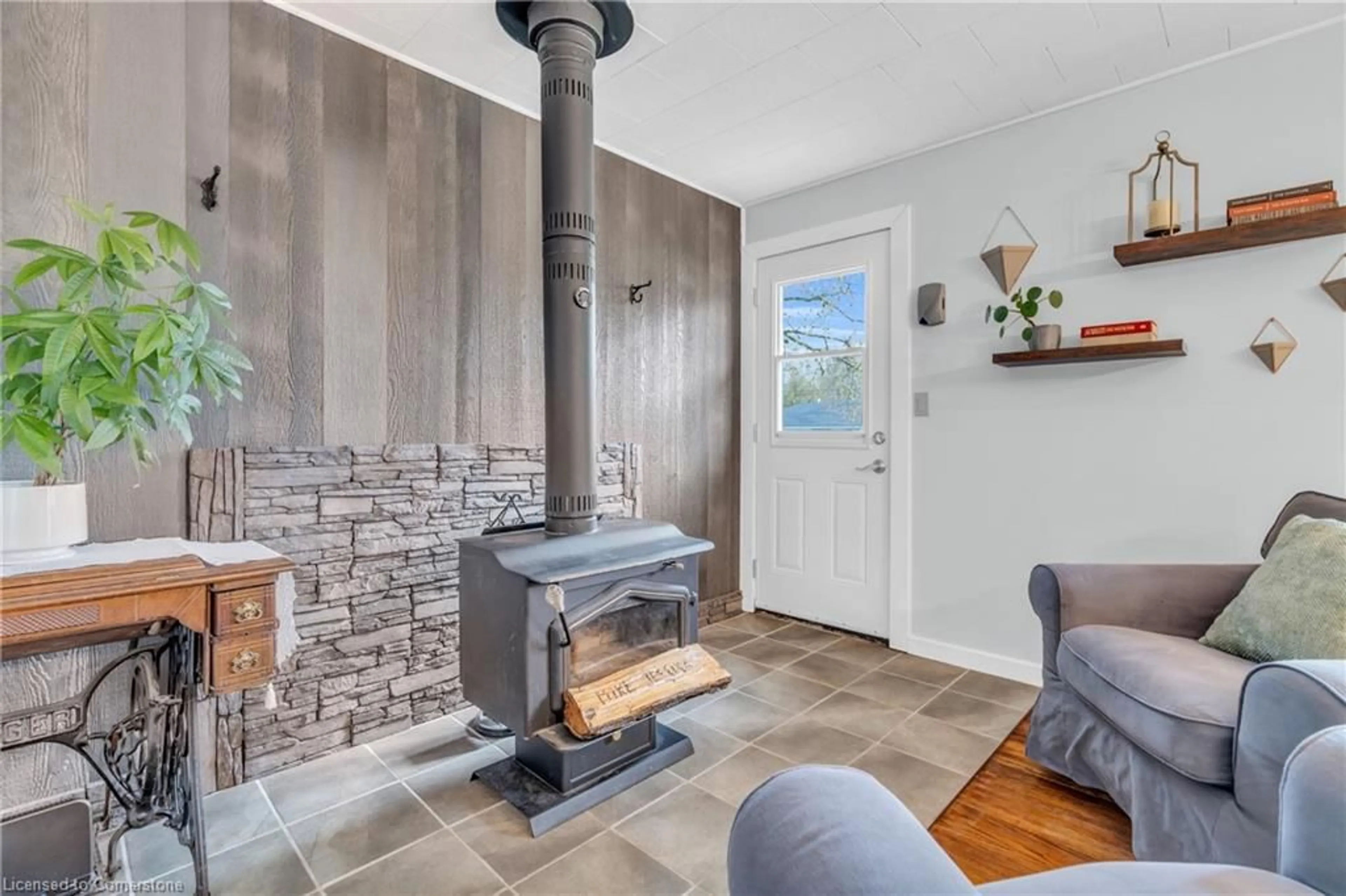 Indoor entryway for 505 York Ave, Listowel Ontario N4W 2X8