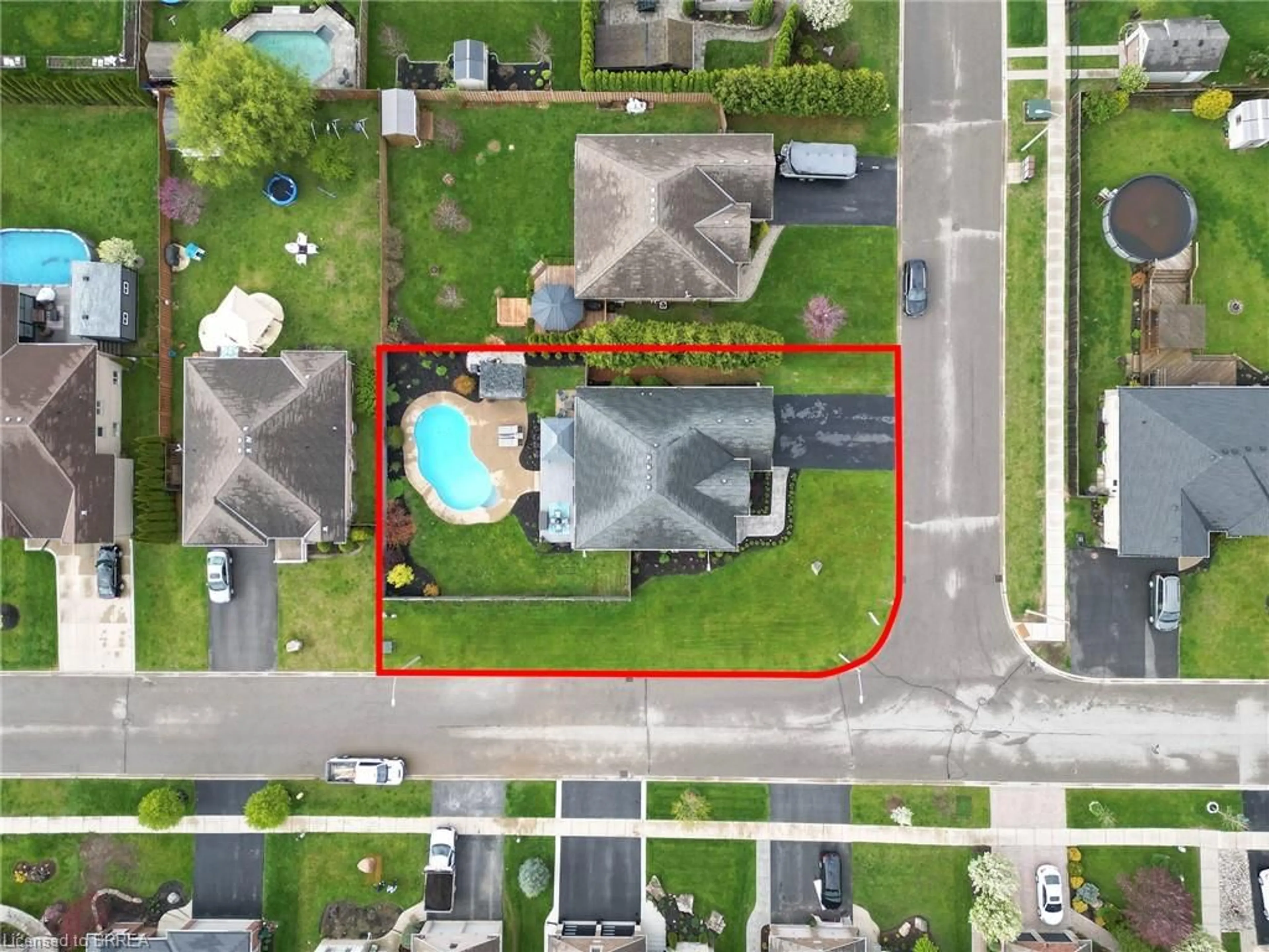 A pic from outside/outdoor area/front of a property/back of a property/a pic from drone, street for 2 Kim Lane, Waterford Ontario N0E 1Y0