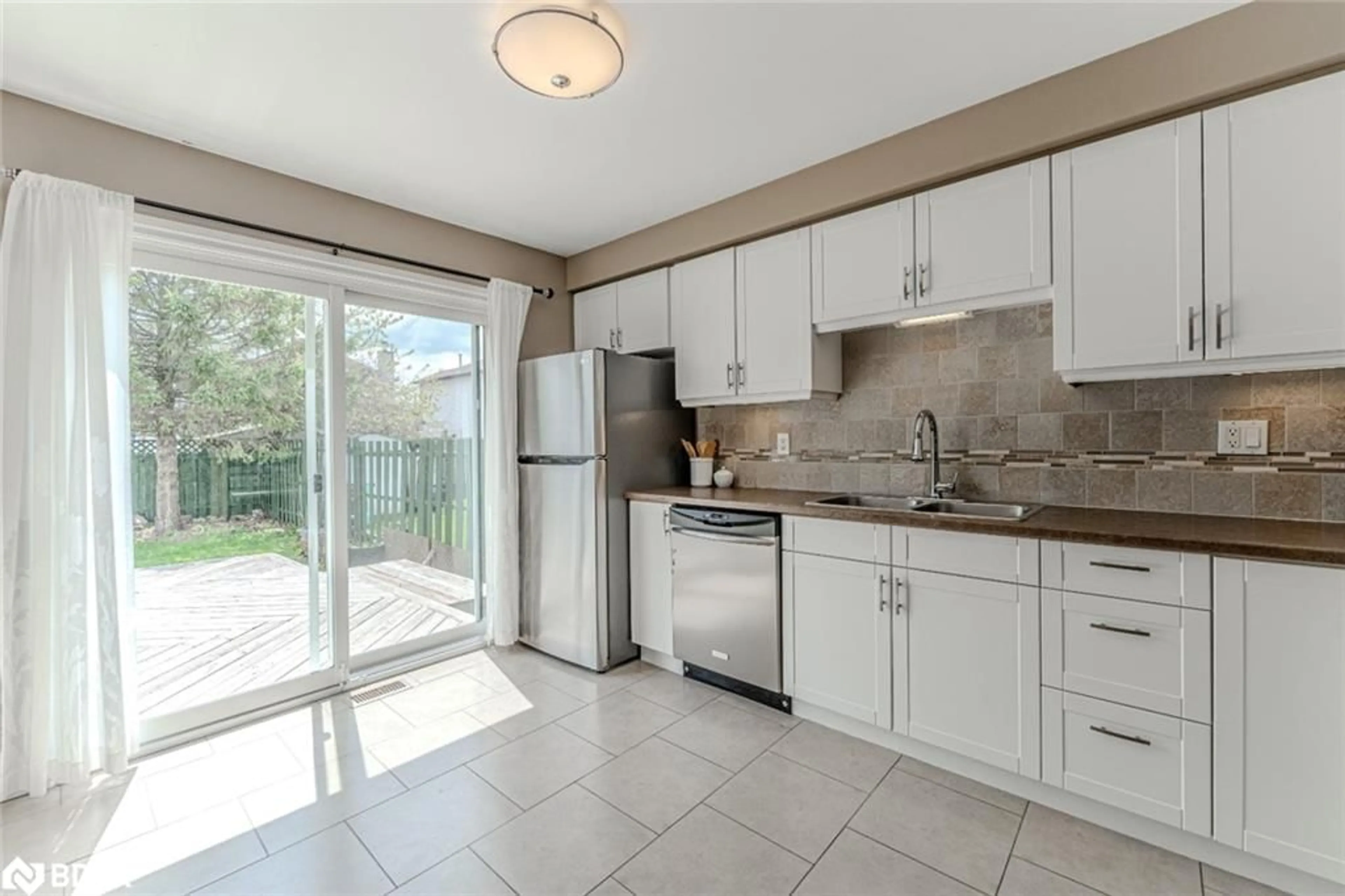 Open concept kitchen, ceramic/tile floor for 8 Corrie Cres, Angus Ontario L3W 0K3