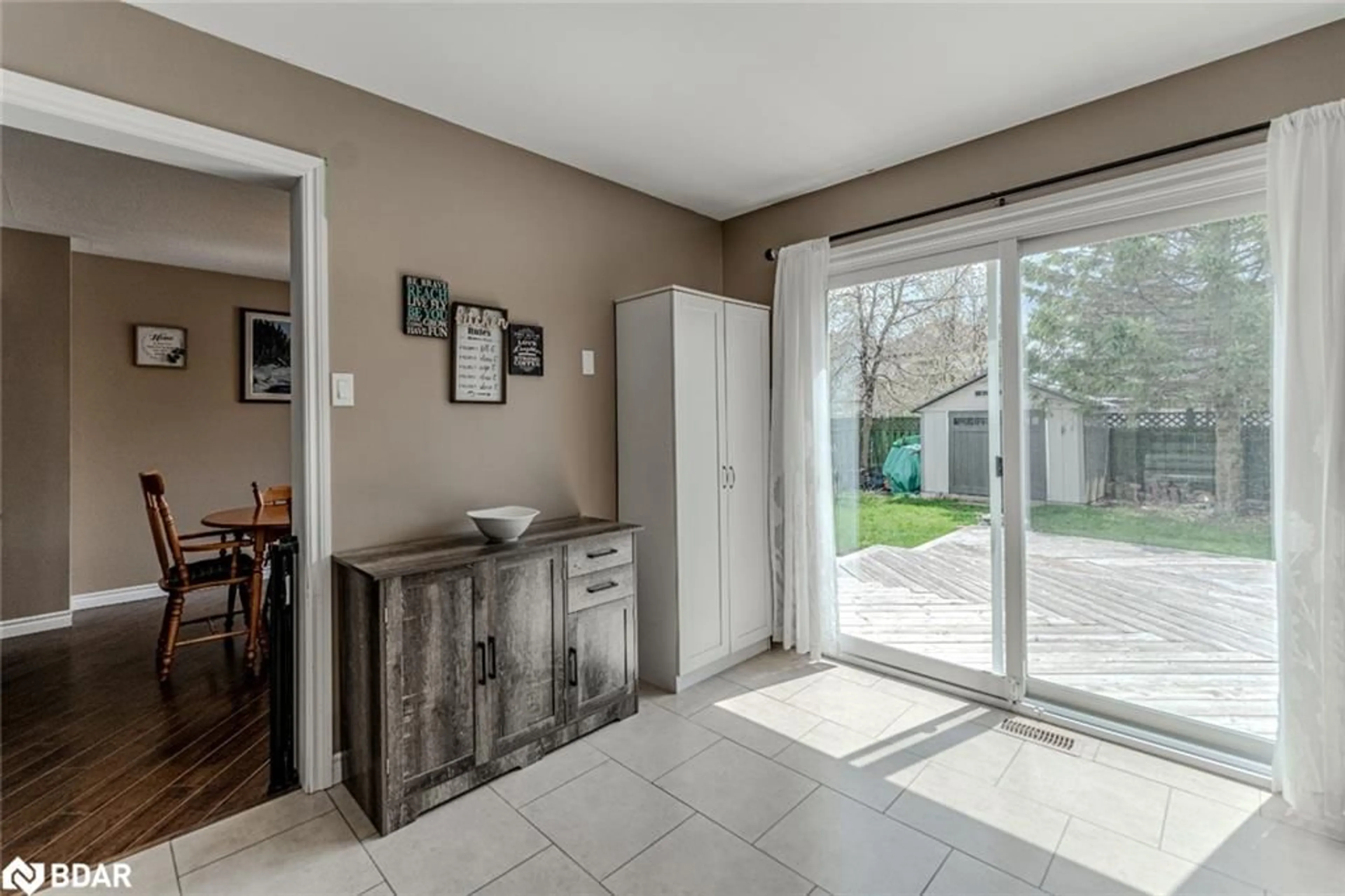 Indoor entryway for 8 Corrie Cres, Angus Ontario L3W 0K3