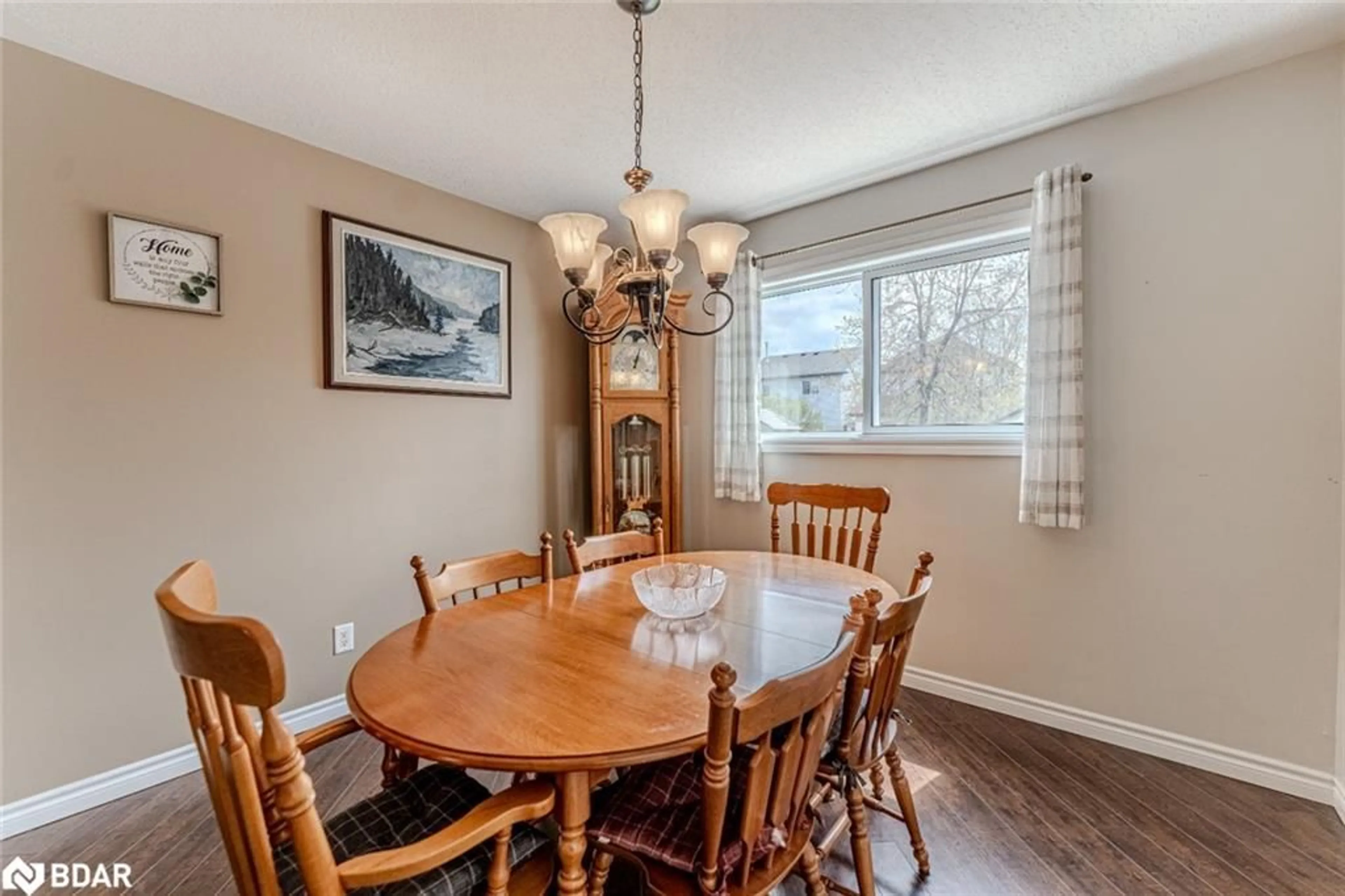 Dining room, wood/laminate floor for 8 Corrie Cres, Angus Ontario L3W 0K3