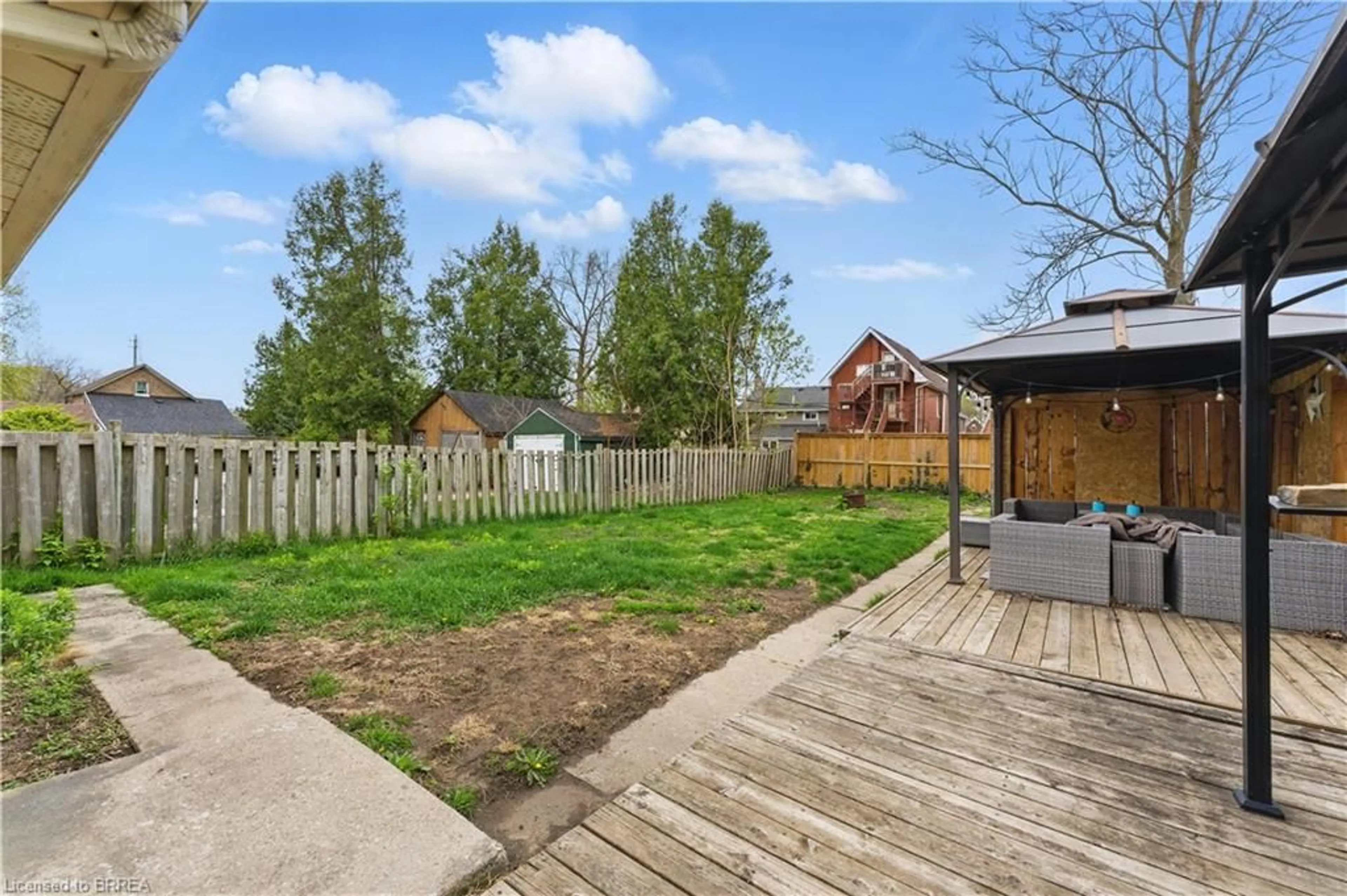 Patio, street for 212 William St, Brantford Ontario N3T 3L7