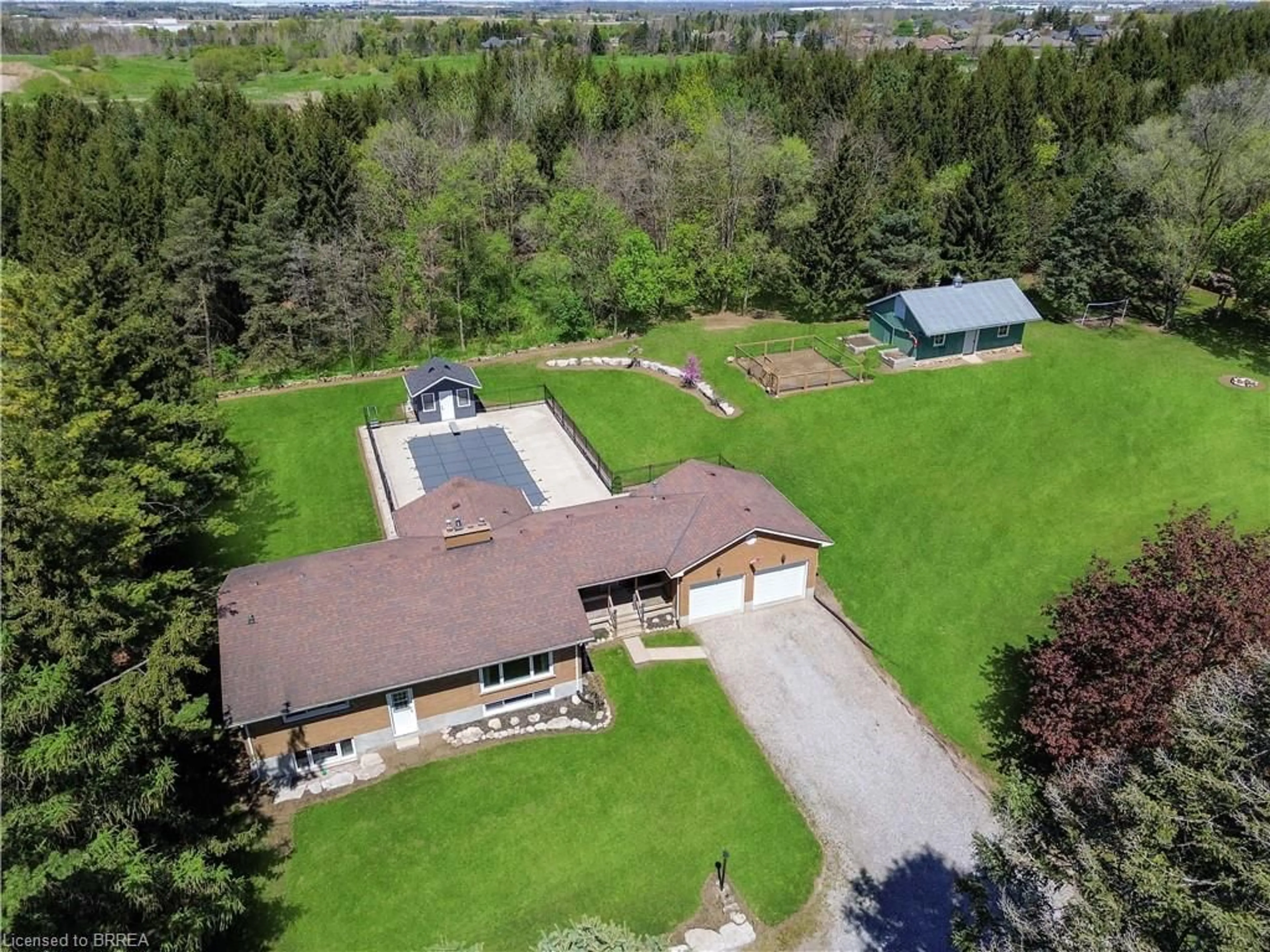 A pic from outside/outdoor area/front of a property/back of a property/a pic from drone, unknown for 43 Pleasant Ridge Rd, Brantford Ontario N3T 5L5