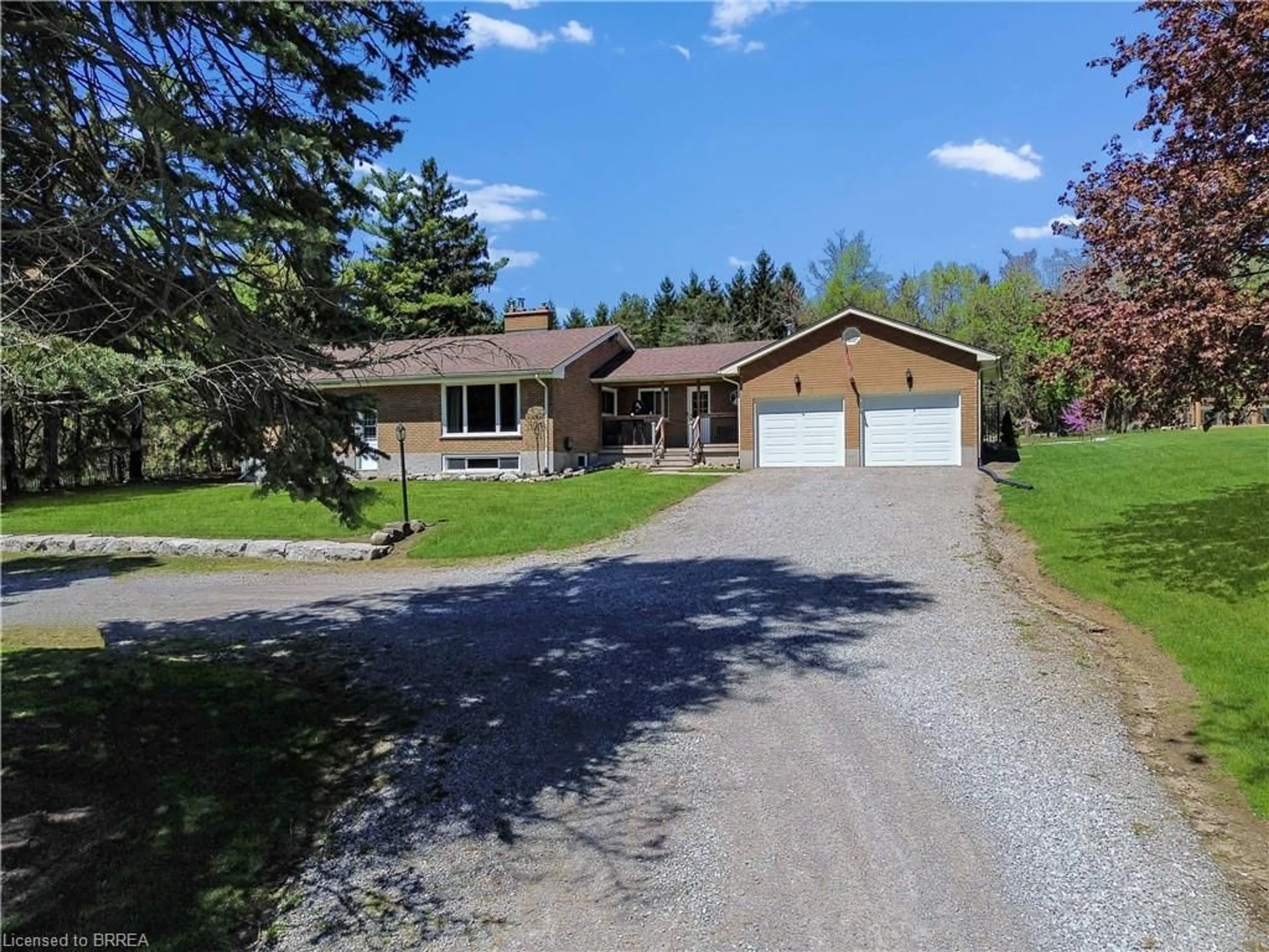 A pic from outside/outdoor area/front of a property/back of a property/a pic from drone, street for 43 Pleasant Ridge Rd, Brantford Ontario N3T 5L5