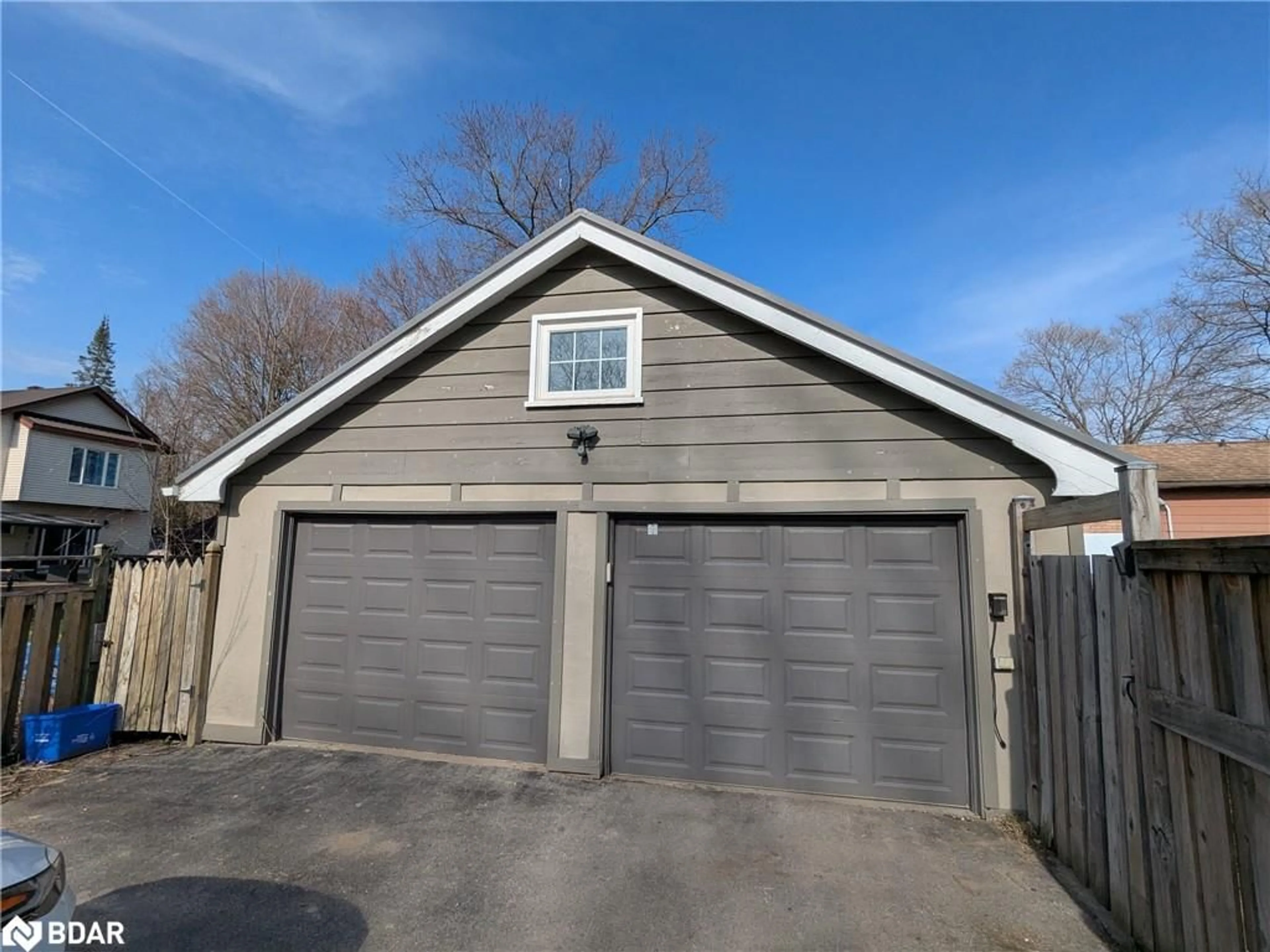 Indoor garage for 2709 25 Side Rd, Innisfil Ontario L9S 3T1