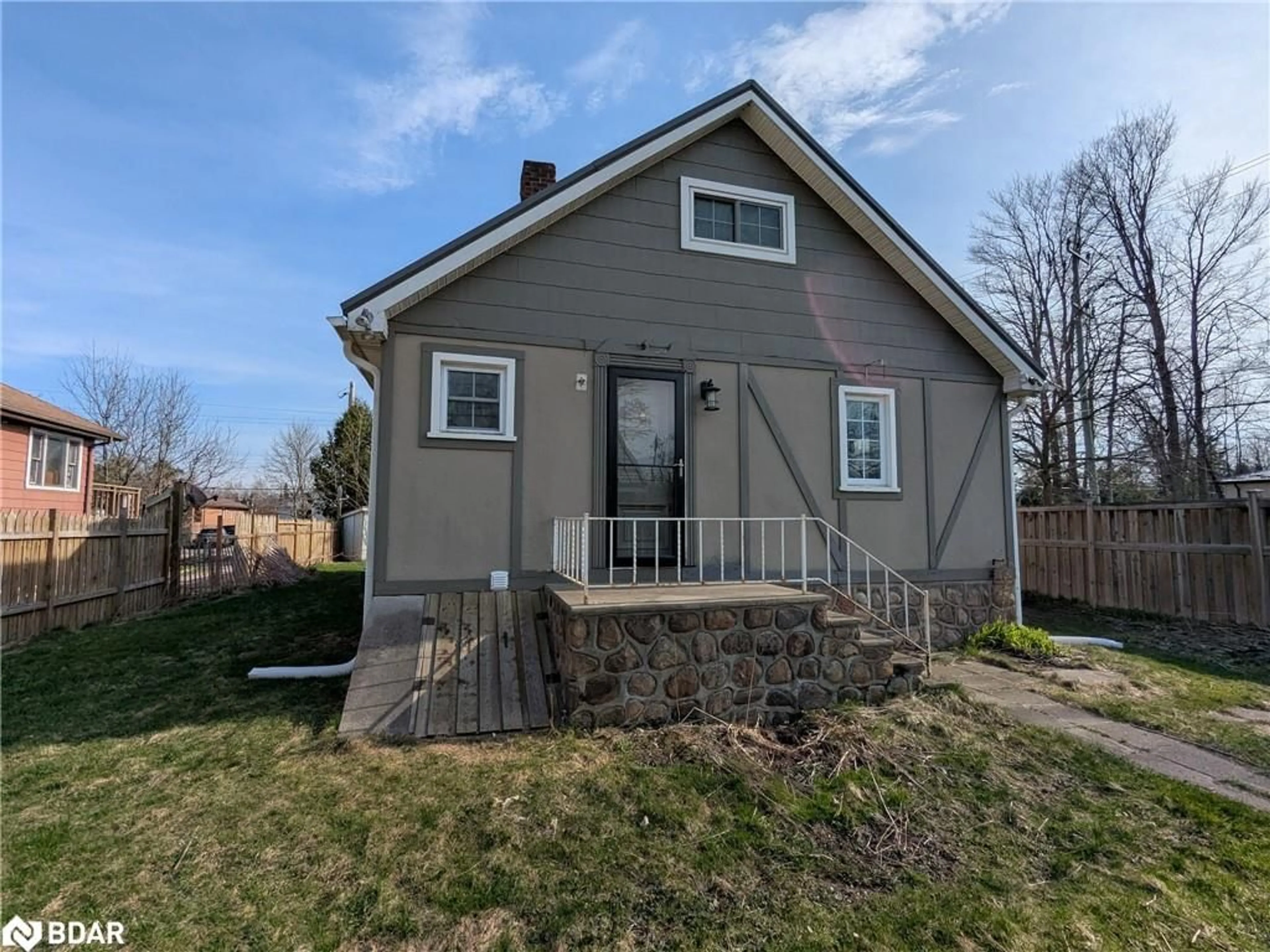Home with vinyl exterior material, street for 2709 25 Side Rd, Innisfil Ontario L9S 3T1
