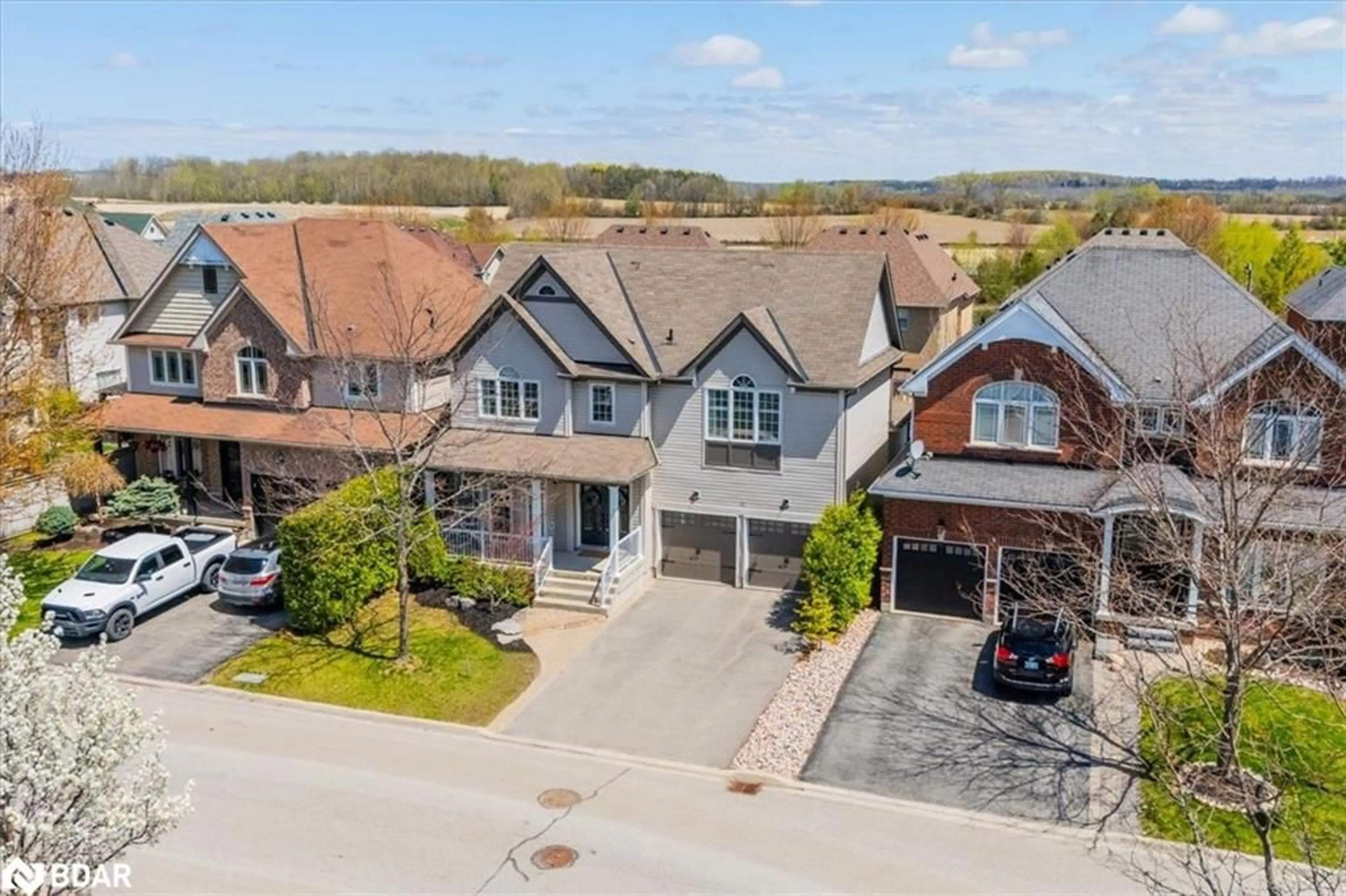 A pic from outside/outdoor area/front of a property/back of a property/a pic from drone, street for 11 Brookhurst Ave, Keswick Ontario L4P 0B4