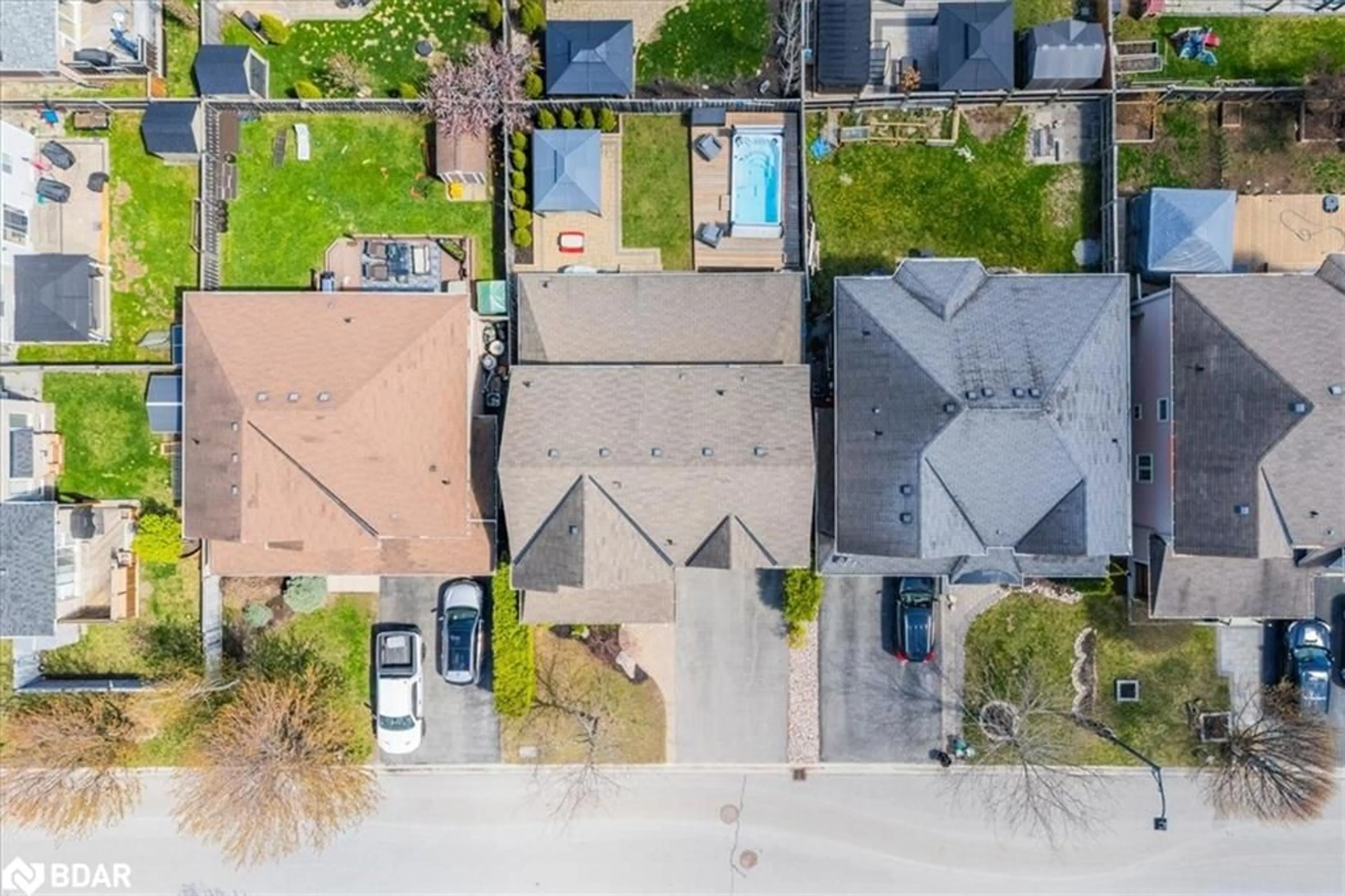 A pic from outside/outdoor area/front of a property/back of a property/a pic from drone, street for 11 Brookhurst Ave, Keswick Ontario L4P 0B4