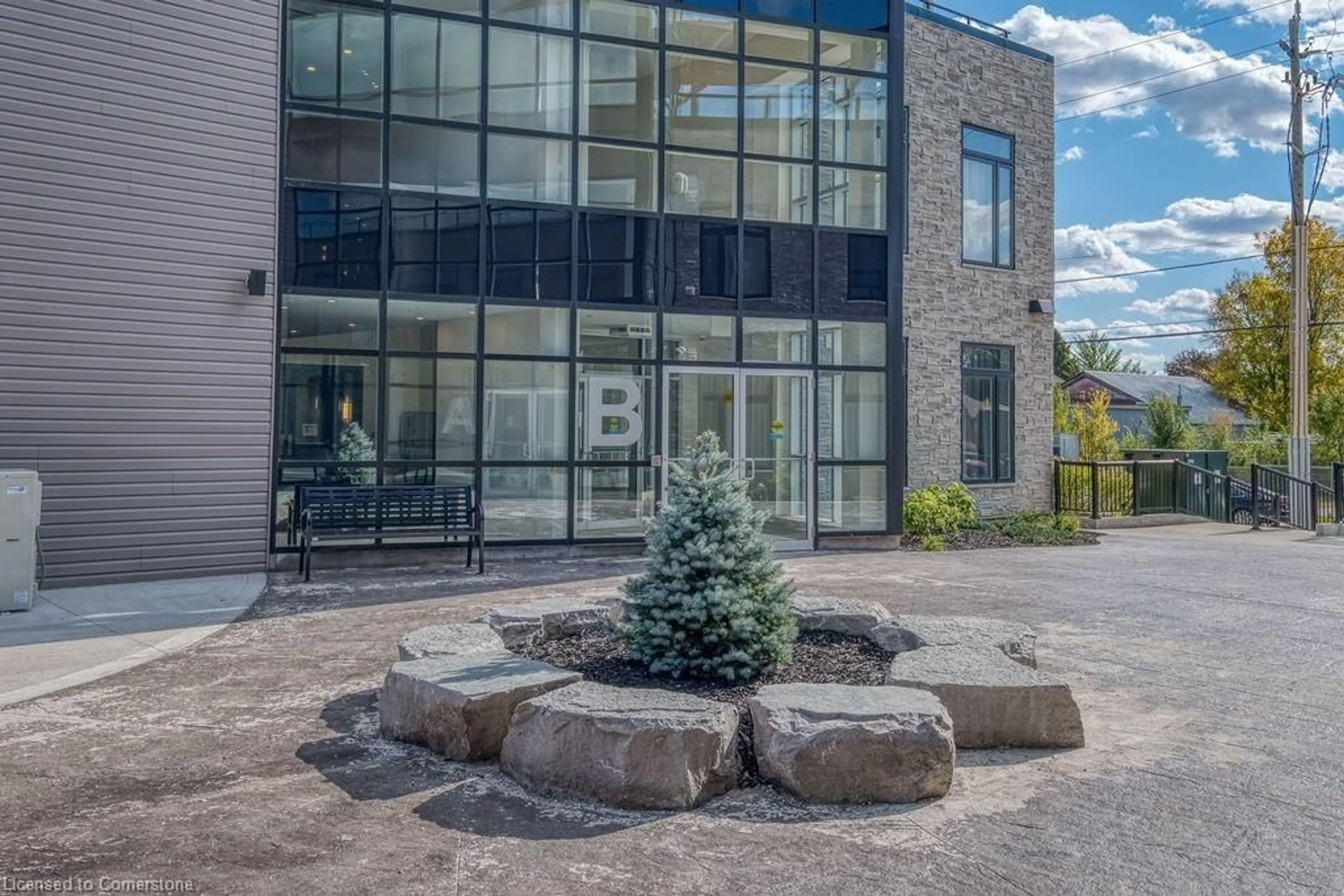 Patio, building for 85B Morrell St #112, Brantford Ontario N3T 4J6