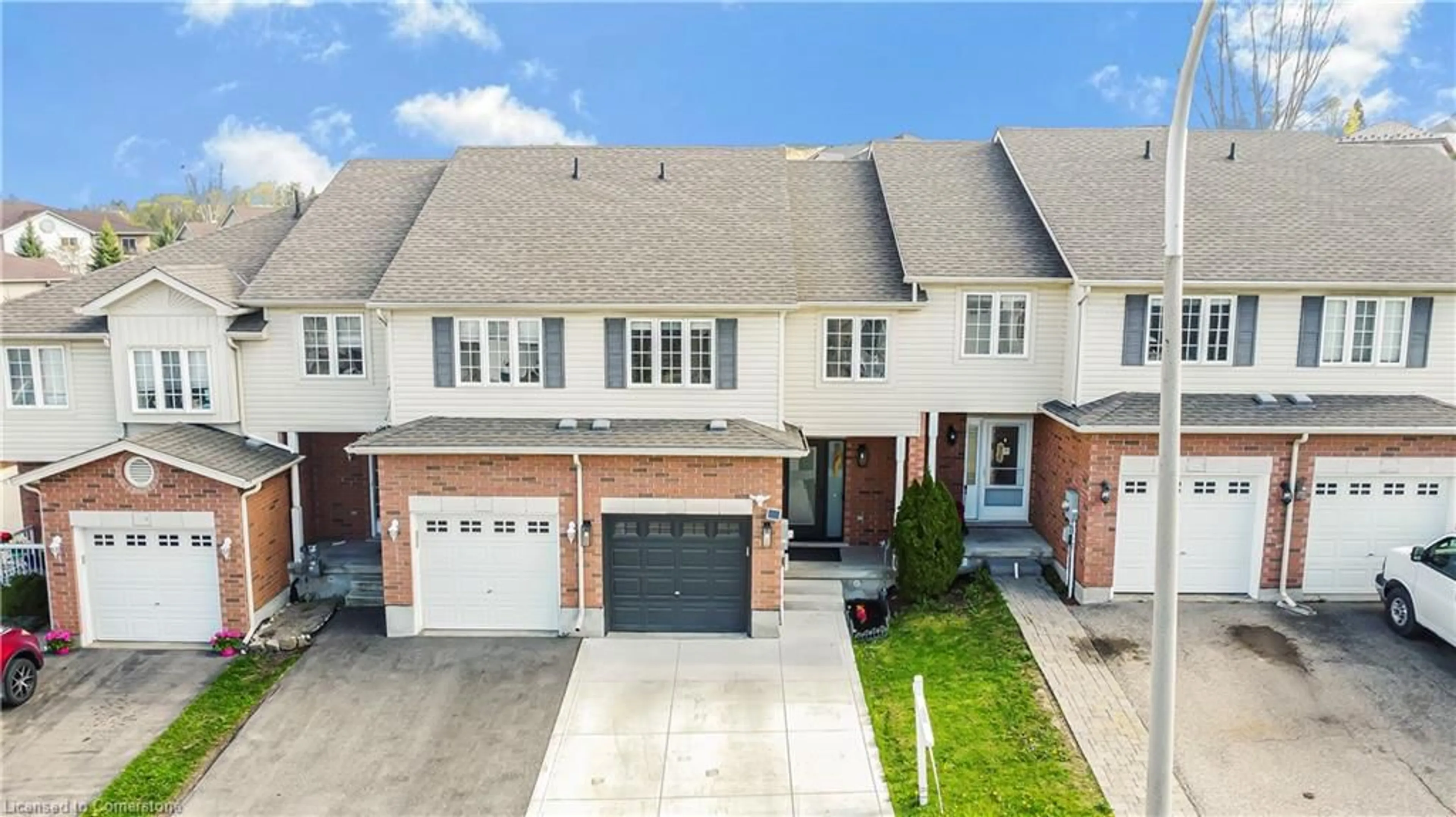 A pic from outside/outdoor area/front of a property/back of a property/a pic from drone, street for 295 Briarmeadow Dr, Kitchener Ontario N2A 4K9