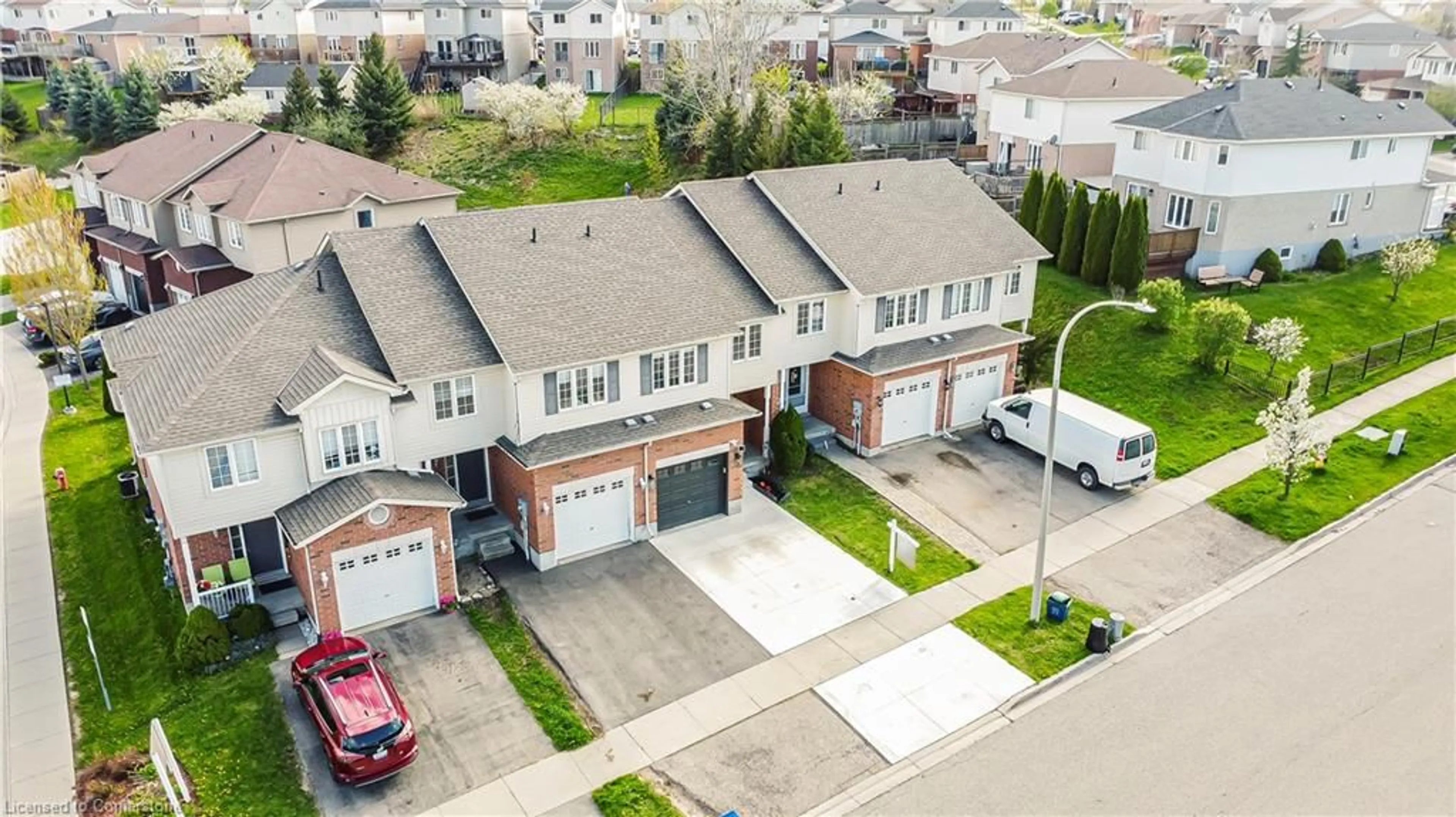A pic from outside/outdoor area/front of a property/back of a property/a pic from drone, street for 295 Briarmeadow Dr, Kitchener Ontario N2A 4K9