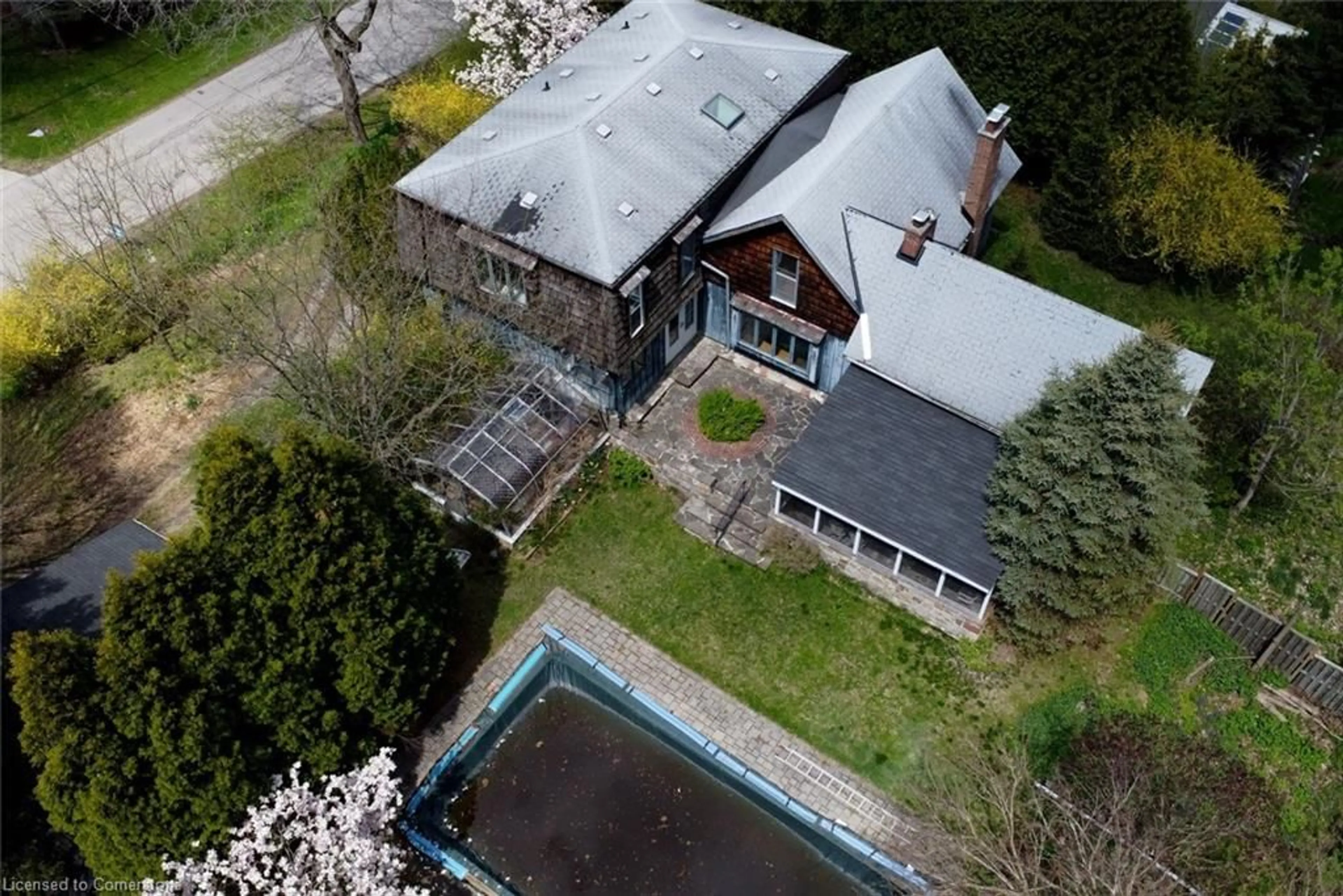 A pic from outside/outdoor area/front of a property/back of a property/a pic from drone, unknown for 175 Mansfield Dr, Ancaster Ontario L9G 4G3