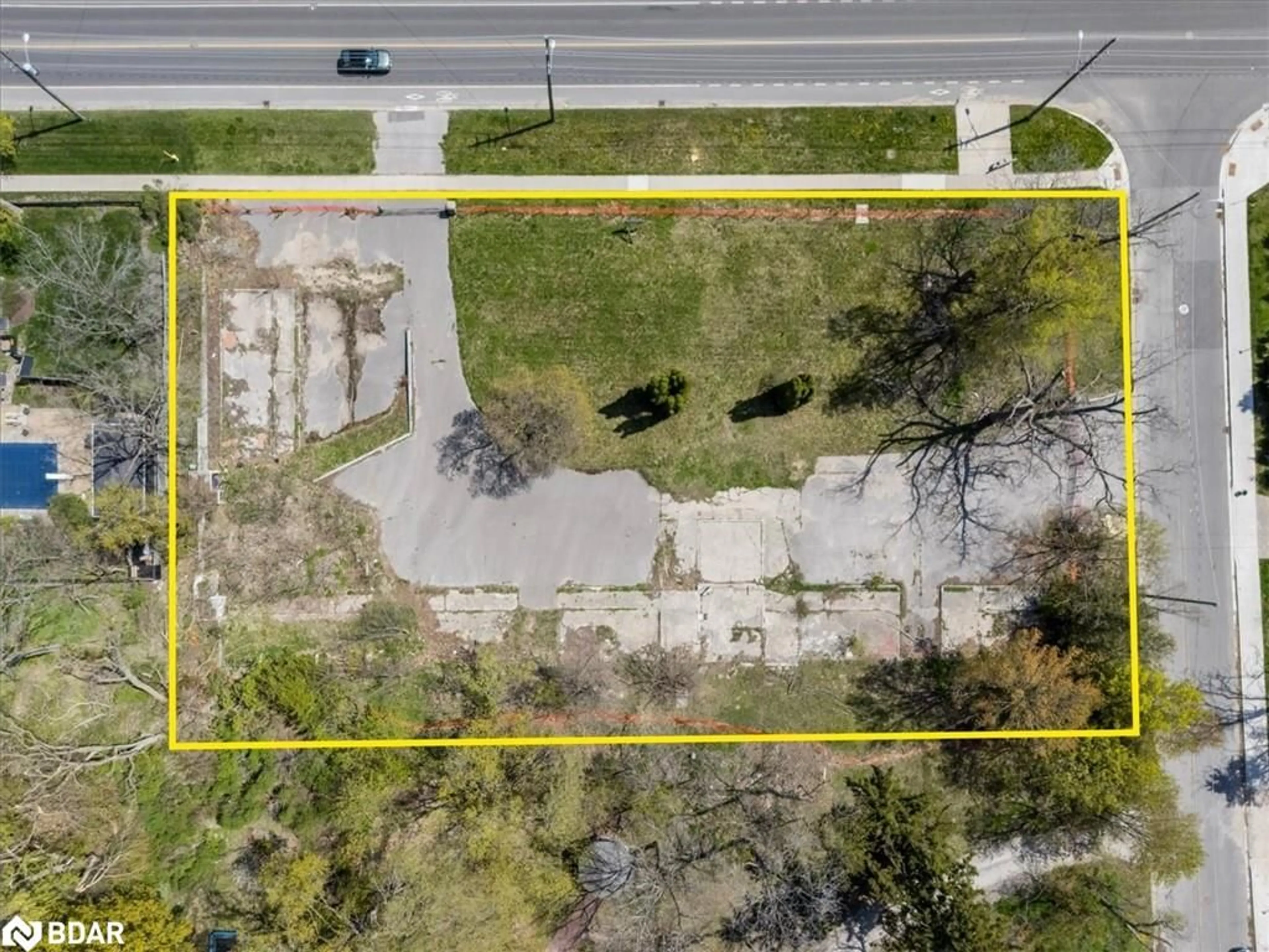 A pic from outside/outdoor area/front of a property/back of a property/a pic from drone, street for 114 Blake St, Barrie Ontario L4M 1K3