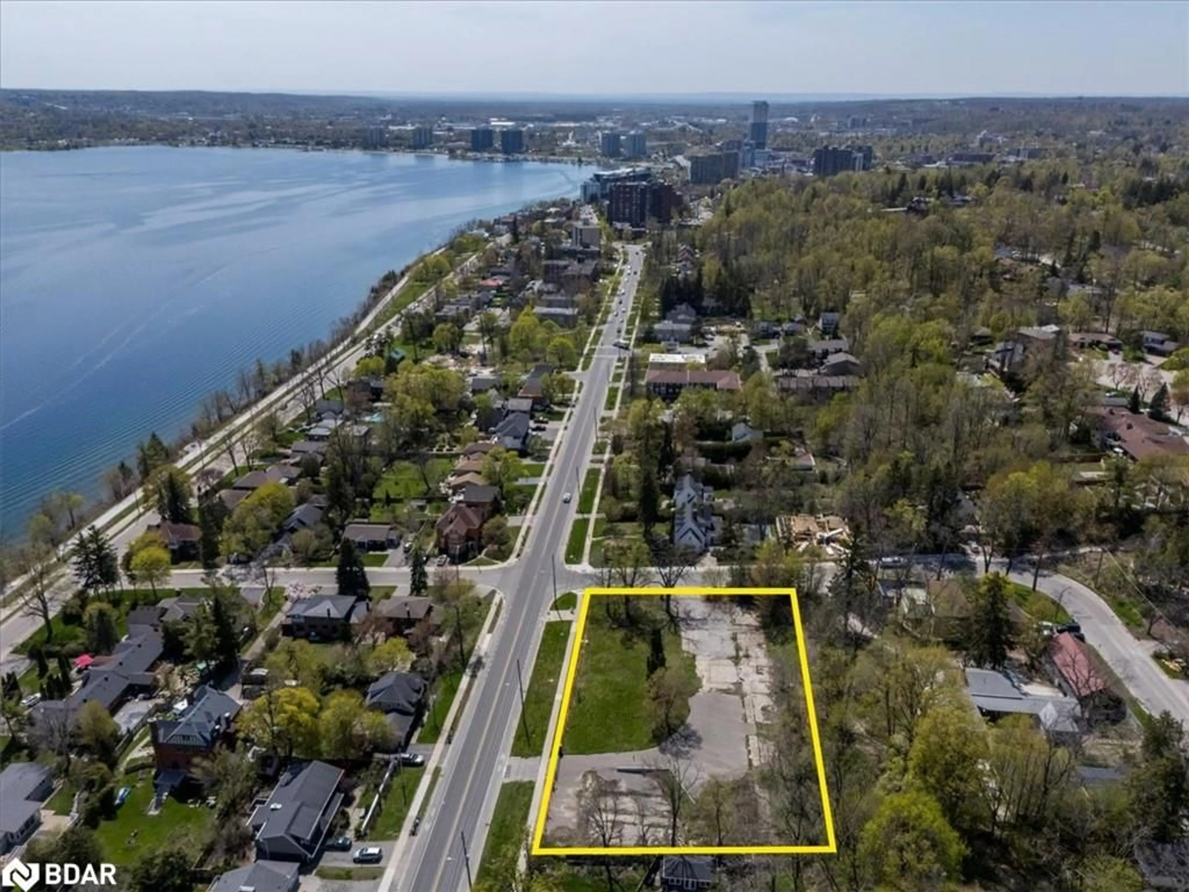 A pic from outside/outdoor area/front of a property/back of a property/a pic from drone, water/lake/river/ocean view for 114 Blake St, Barrie Ontario L4M 1K3